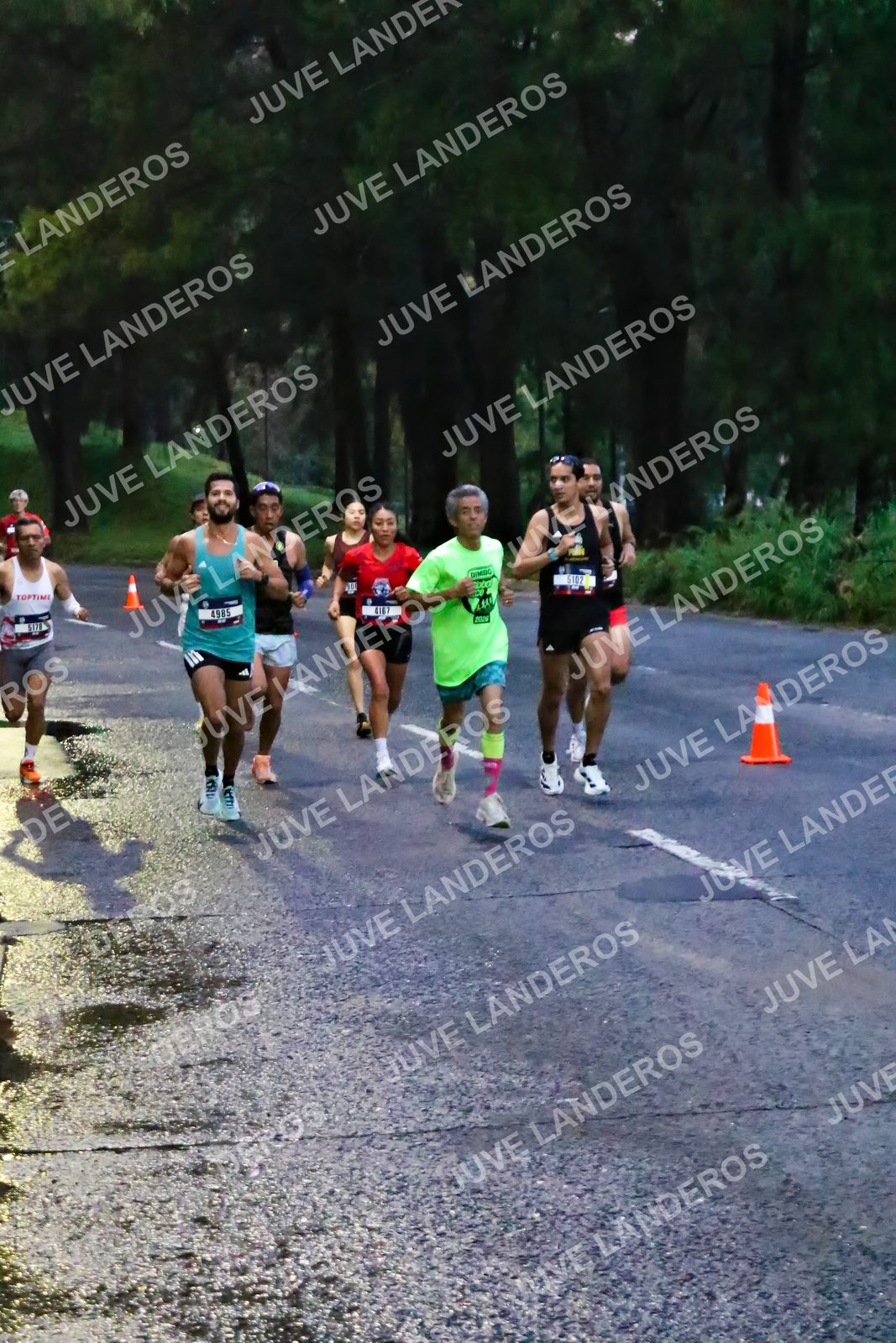 Foto de la CARRERA BIMBO GLOBAL RACE GUADALAJARA en Centro Comercial Andares, Blvd. Puerta de Hierro 4965, Zapopan a las 06:35 · dorsal 4985, 5102