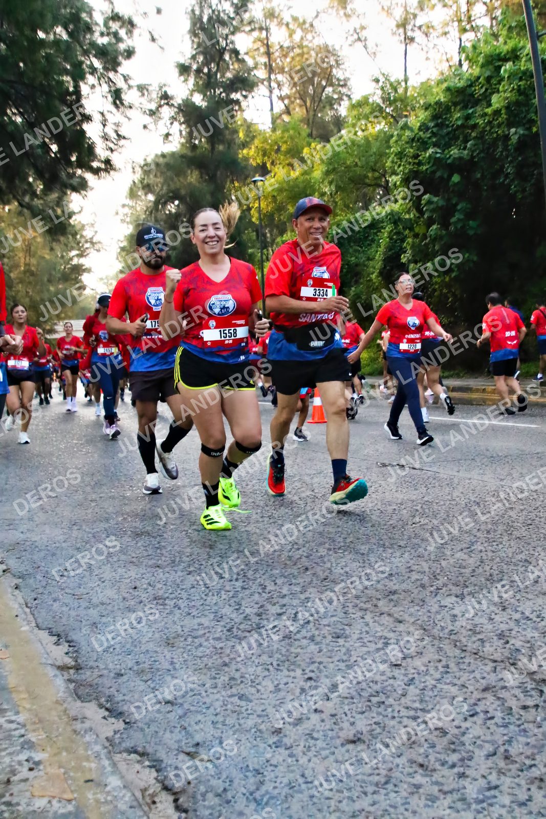Foto de la CARRERA BIMBO GLOBAL RACE GUADALAJARA en Centro Comercial Andares, Blvd. Puerta de Hierro 4965, Zapopan a las 06:58 · dorsal 1558, 3334, 1220