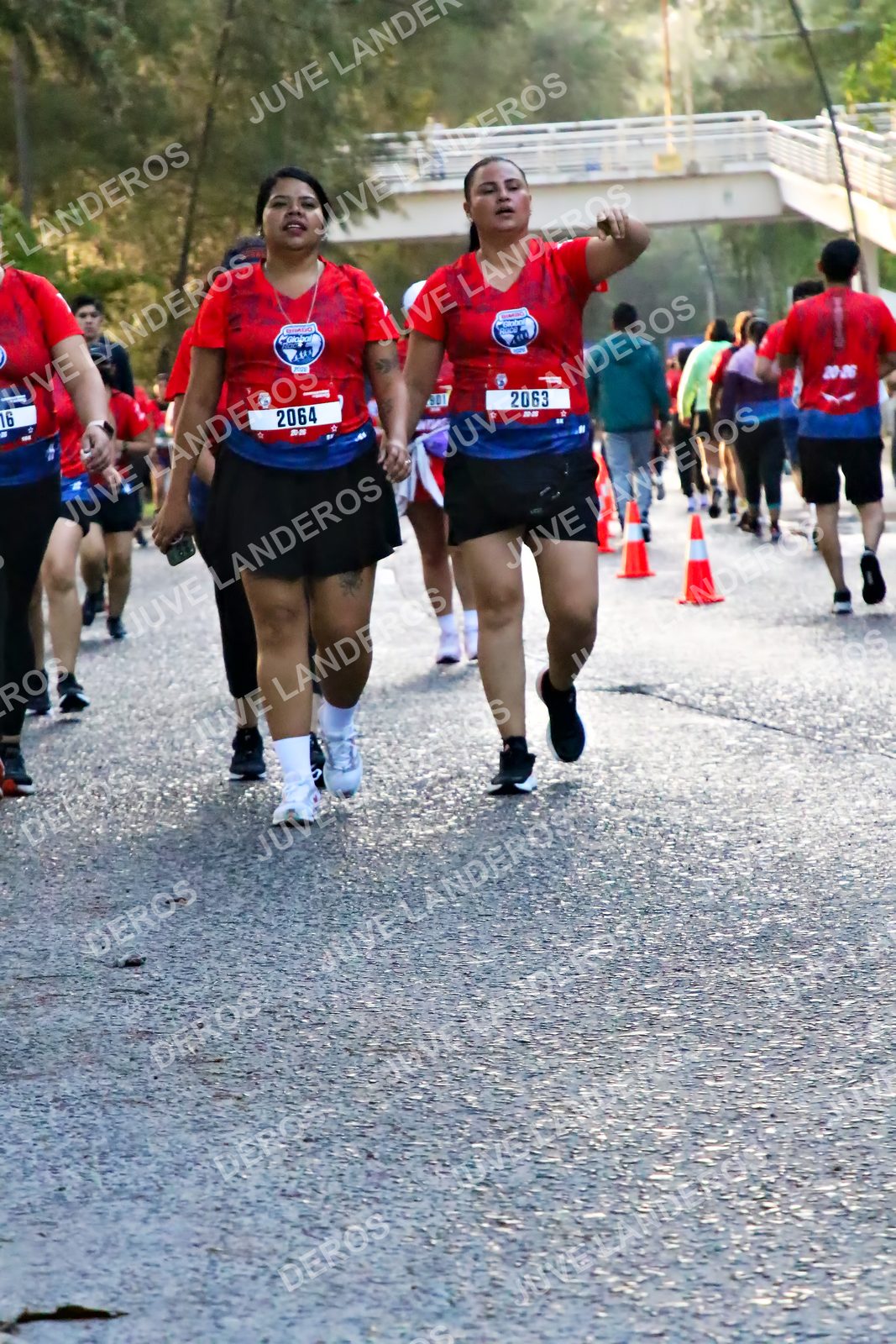 Foto de la CARRERA BIMBO GLOBAL RACE GUADALAJARA en Centro Comercial Andares, Blvd. Puerta de Hierro 4965, Zapopan a las 07:11 · dorsal 2063, 2064, 16