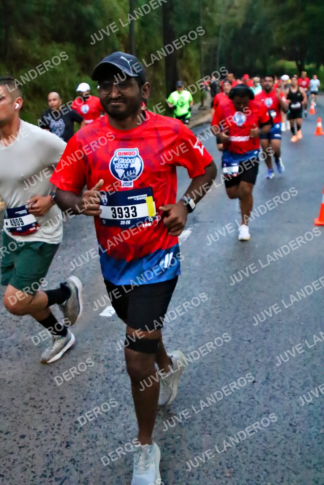 Foto de la CARRERA BIMBO GLOBAL RACE GUADALAJARA en Centro Comercial Andares, Blvd. Puerta de Hierro 4965, Zapopan a las 06:40 · dorsal 3933, 4909