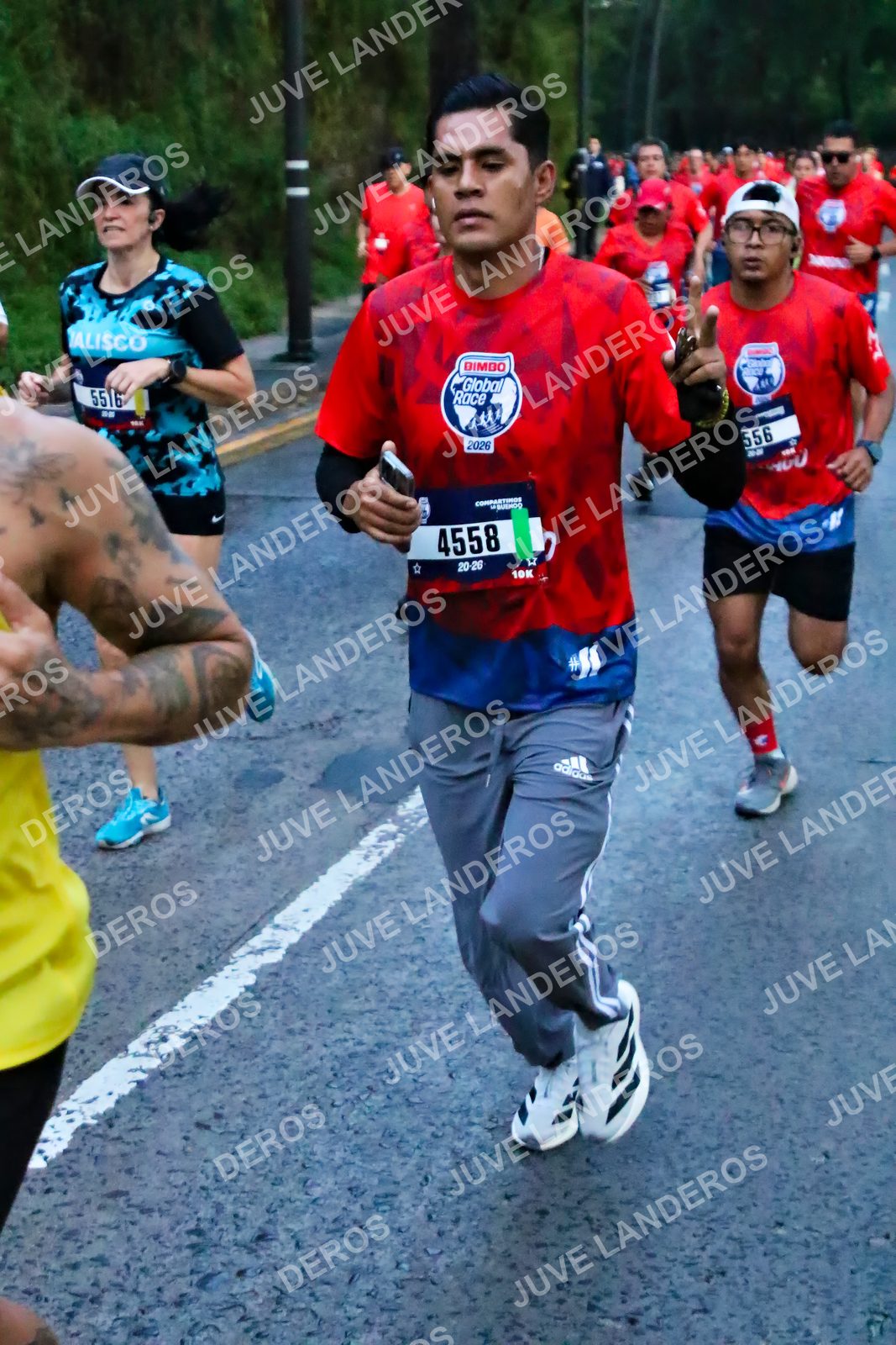 Foto de la CARRERA BIMBO GLOBAL RACE GUADALAJARA en Centro Comercial Andares, Blvd. Puerta de Hierro 4965, Zapopan a las 06:40 · dorsal 4558, 5516, 556