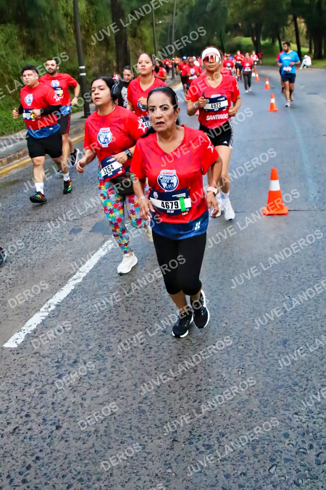 Foto de la CARRERA BIMBO GLOBAL RACE GUADALAJARA en Centro Comercial Andares, Blvd. Puerta de Hierro 4965, Zapopan a las 04:50 · dorsal 4679, 5264, 4922, 48