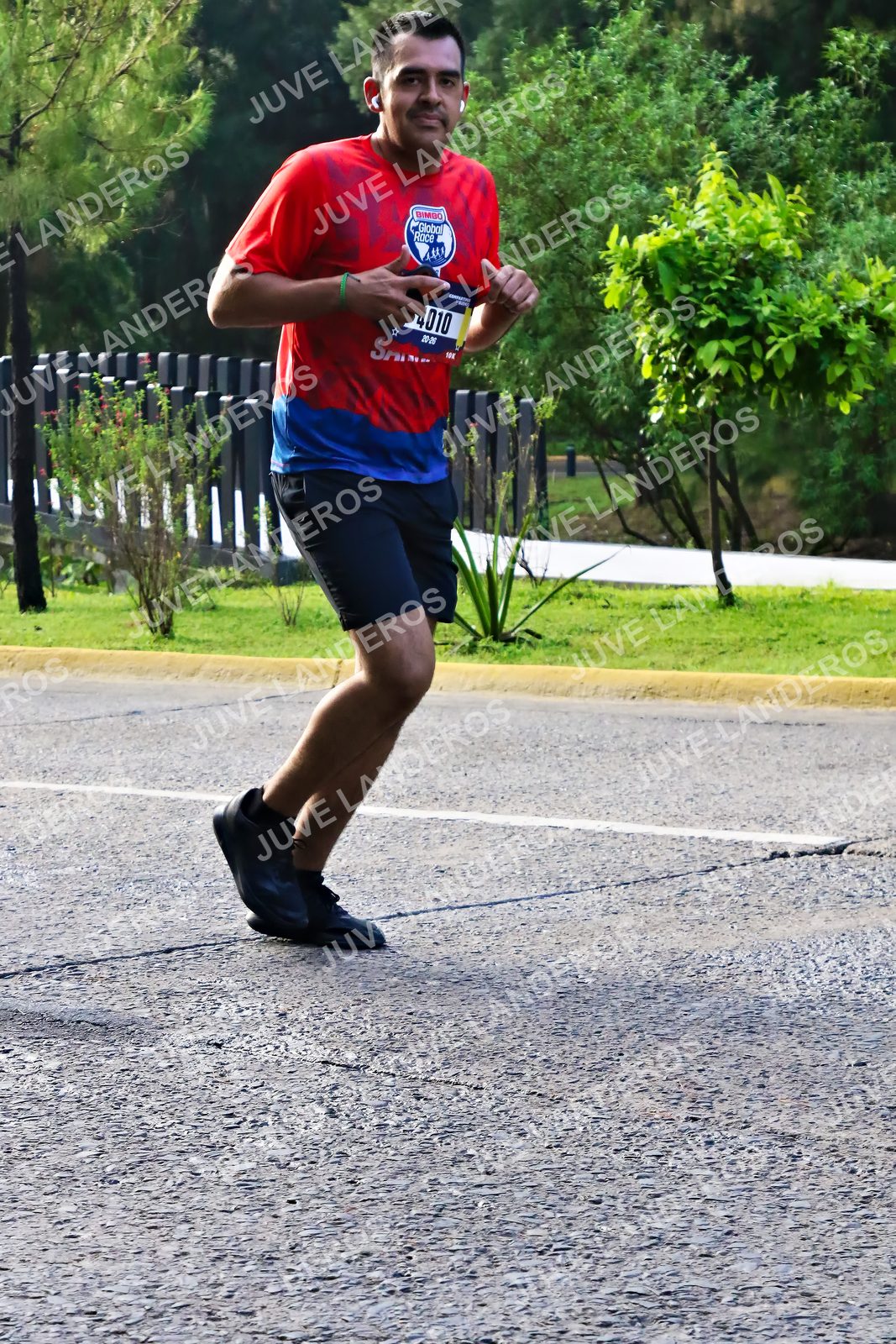 Foto de la CARRERA BIMBO GLOBAL RACE GUADALAJARA en Centro Comercial Andares, Blvd. Puerta de Hierro 4965, Zapopan a las 07:46 · dorsal 4010