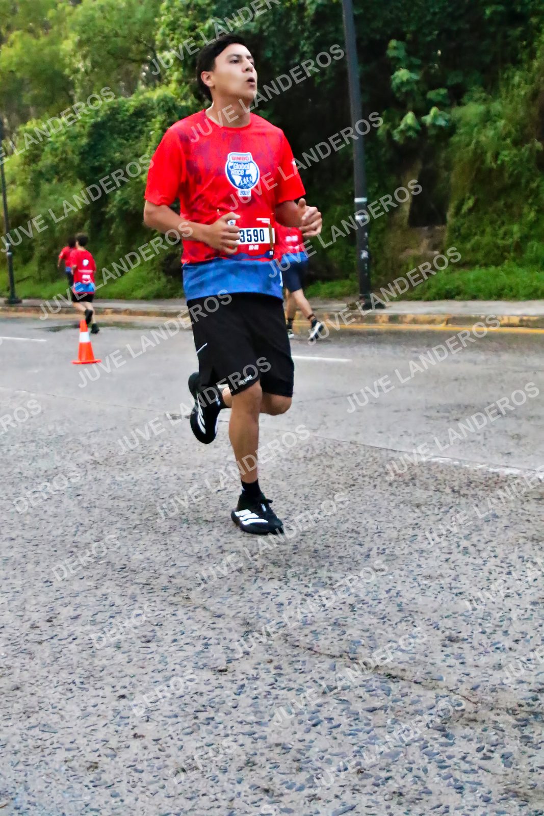 Foto de la CARRERA BIMBO GLOBAL RACE GUADALAJARA en Centro Comercial Andares, Blvd. Puerta de Hierro 4965, Zapopan a las 04:59 · dorsal 3590