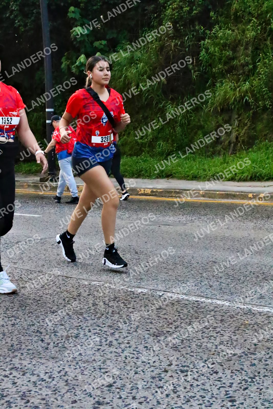 Foto de la CARRERA BIMBO GLOBAL RACE GUADALAJARA en Centro Comercial Andares, Blvd. Puerta de Hierro 4965, Zapopan a las 07:07 · dorsal 1352, 3281
