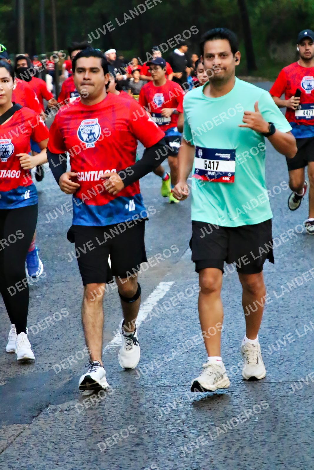 Foto de la CARRERA BIMBO GLOBAL RACE GUADALAJARA en Centro Comercial Andares, Blvd. Puerta de Hierro 4965, Zapopan a las 04:52 · dorsal 5417, 4477, 5392