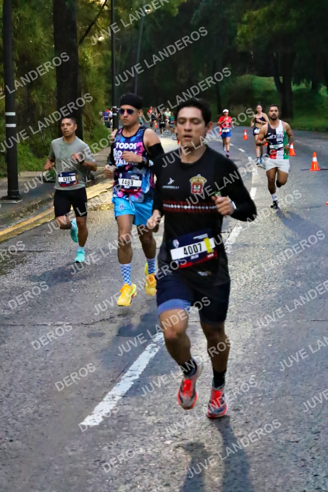 Foto de la CARRERA BIMBO GLOBAL RACE GUADALAJARA en Centro Comercial Andares, Blvd. Puerta de Hierro 4965, Zapopan a las 06:36 · dorsal 4007, 4489, 4385