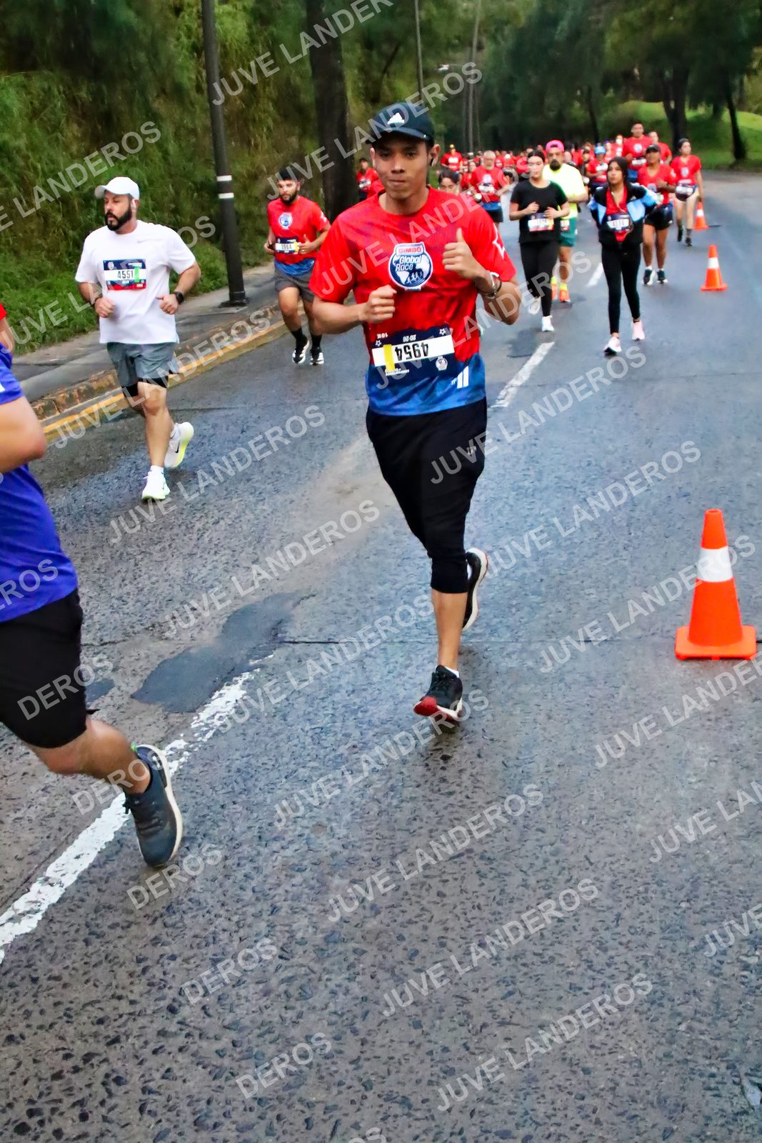 Foto de la CARRERA BIMBO GLOBAL RACE GUADALAJARA en Centro Comercial Andares, Blvd. Puerta de Hierro 4965, Zapopan a las 04:50 · dorsal 4954, 4551
