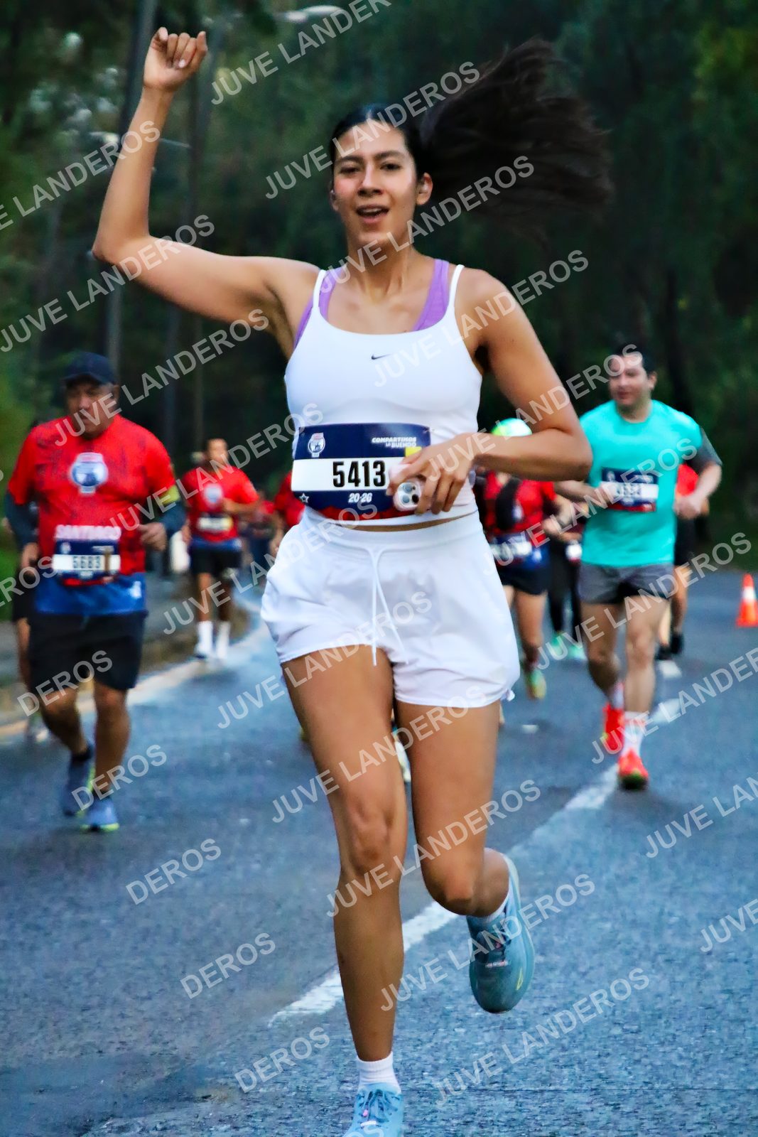 Foto de la CARRERA BIMBO GLOBAL RACE GUADALAJARA en Centro Comercial Andares, Blvd. Puerta de Hierro 4965, Zapopan a las 04:53 · dorsal 5413, 5683