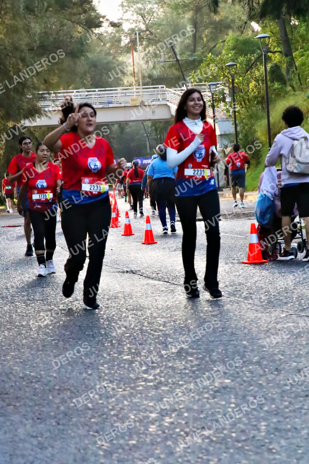 Foto de la CARRERA BIMBO GLOBAL RACE GUADALAJARA en Centro Comercial Andares, Blvd. Puerta de Hierro 4965, Zapopan a las 07:10 · dorsal 2239, 2233, 1735