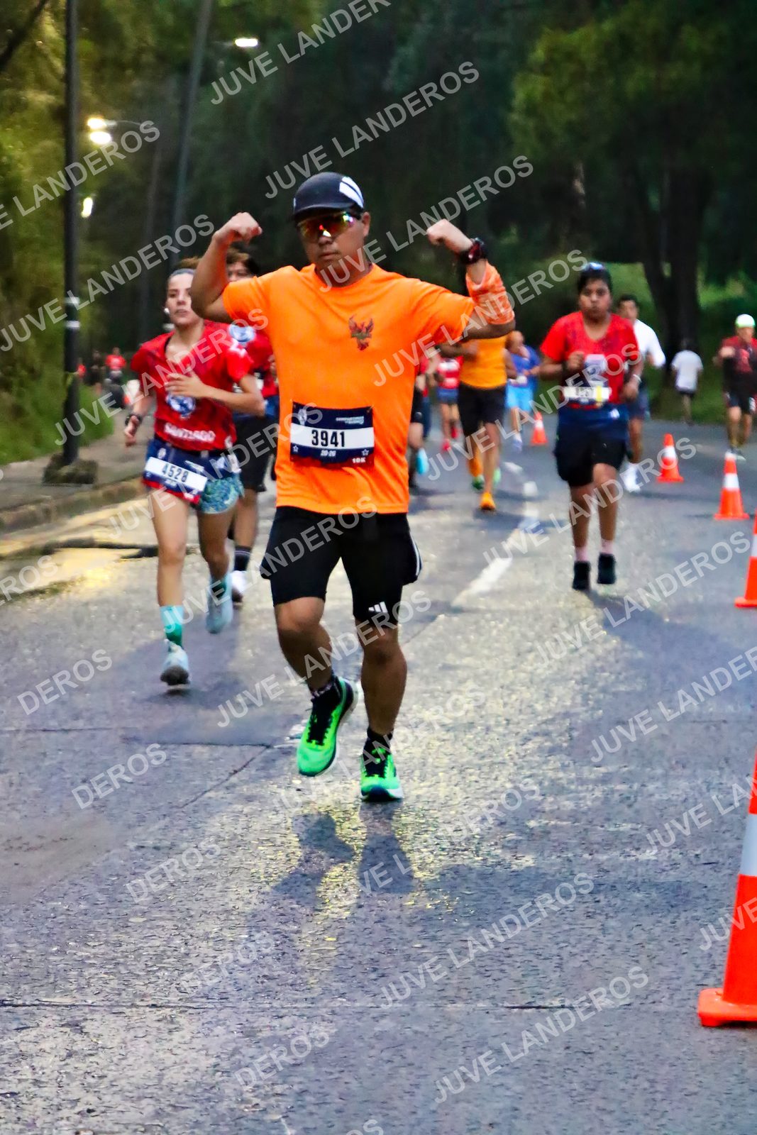 Foto de la CARRERA BIMBO GLOBAL RACE GUADALAJARA en Centro Comercial Andares, Blvd. Puerta de Hierro 4965, Zapopan a las 06:38 · dorsal 3941, 4528