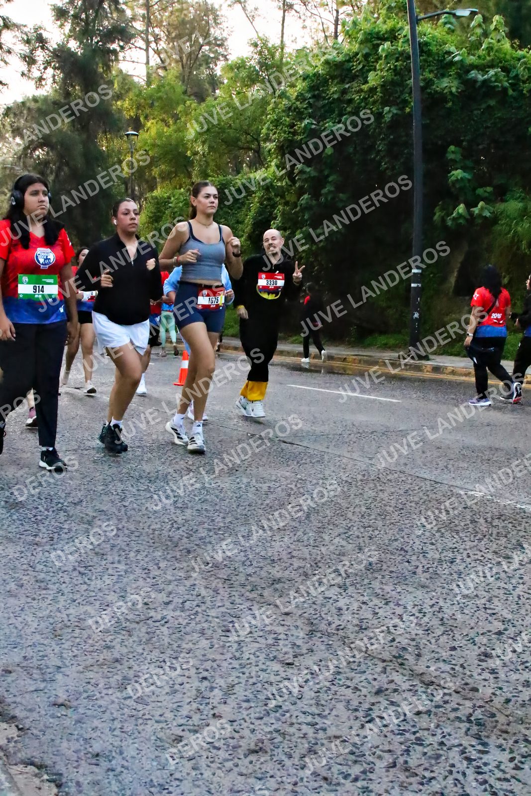 Foto de la CARRERA BIMBO GLOBAL RACE GUADALAJARA en Centro Comercial Andares, Blvd. Puerta de Hierro 4965, Zapopan a las 07:06 · dorsal 1675, 914, 3330