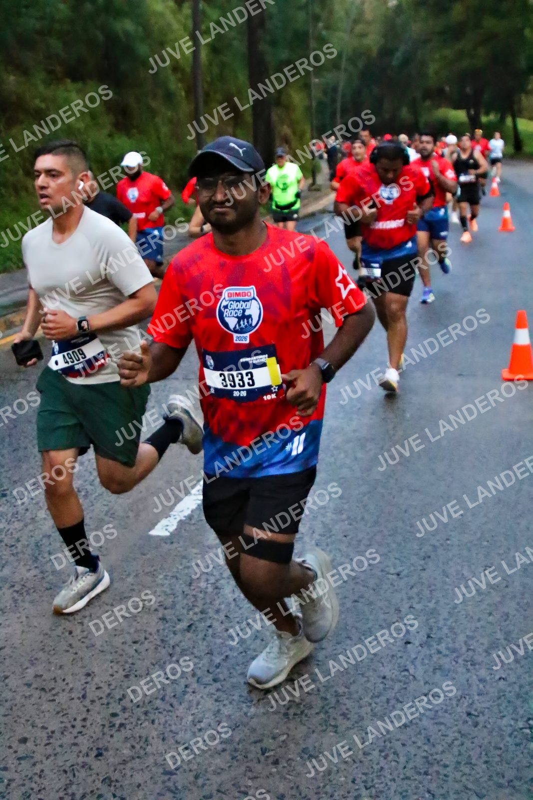 Foto de la CARRERA BIMBO GLOBAL RACE GUADALAJARA en Centro Comercial Andares, Blvd. Puerta de Hierro 4965, Zapopan a las 06:40 · dorsal 3933, 4909