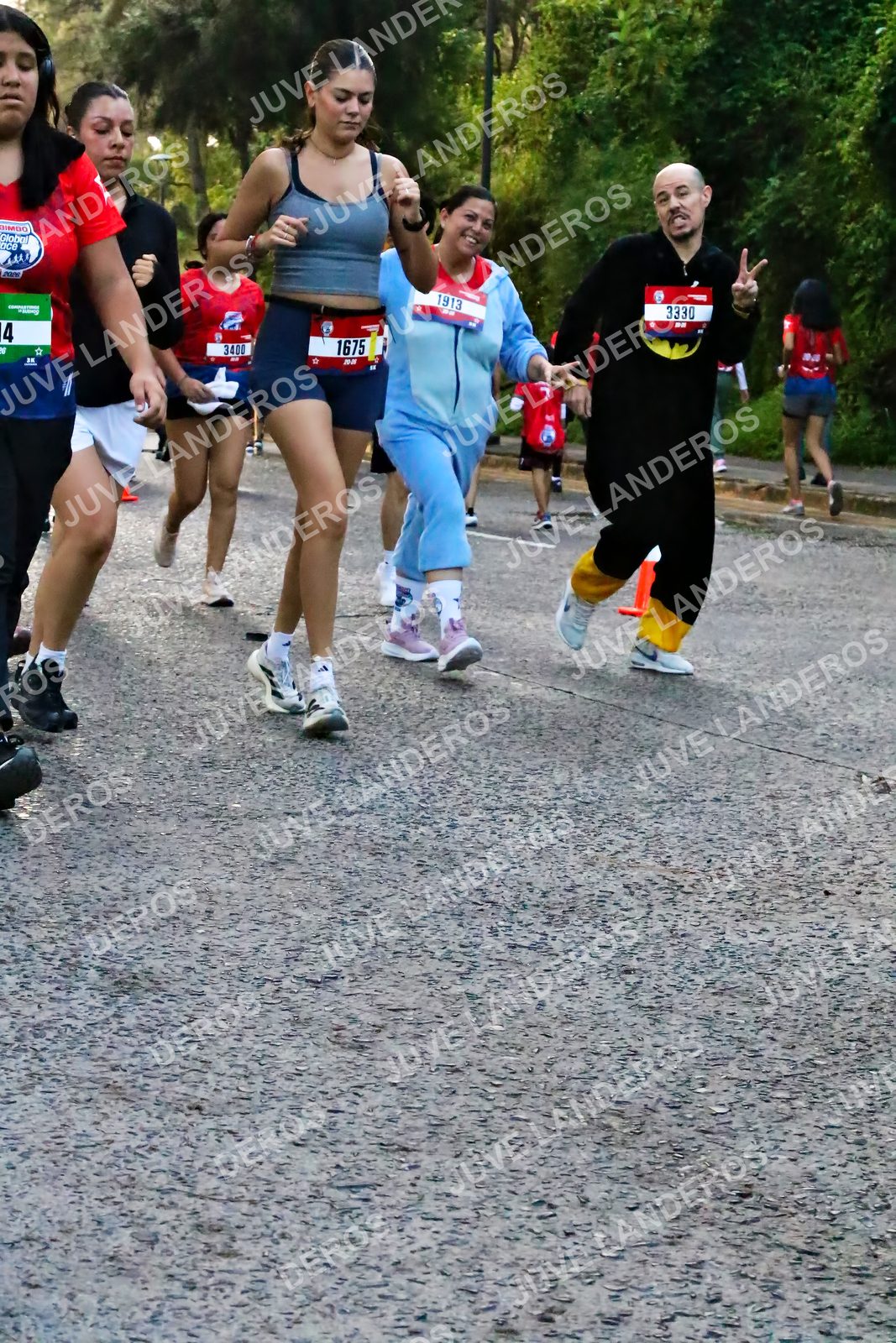 Foto de la CARRERA BIMBO GLOBAL RACE GUADALAJARA en Centro Comercial Andares, Blvd. Puerta de Hierro 4965, Zapopan a las 07:06 · dorsal 1675, 3330, 1913, 3400