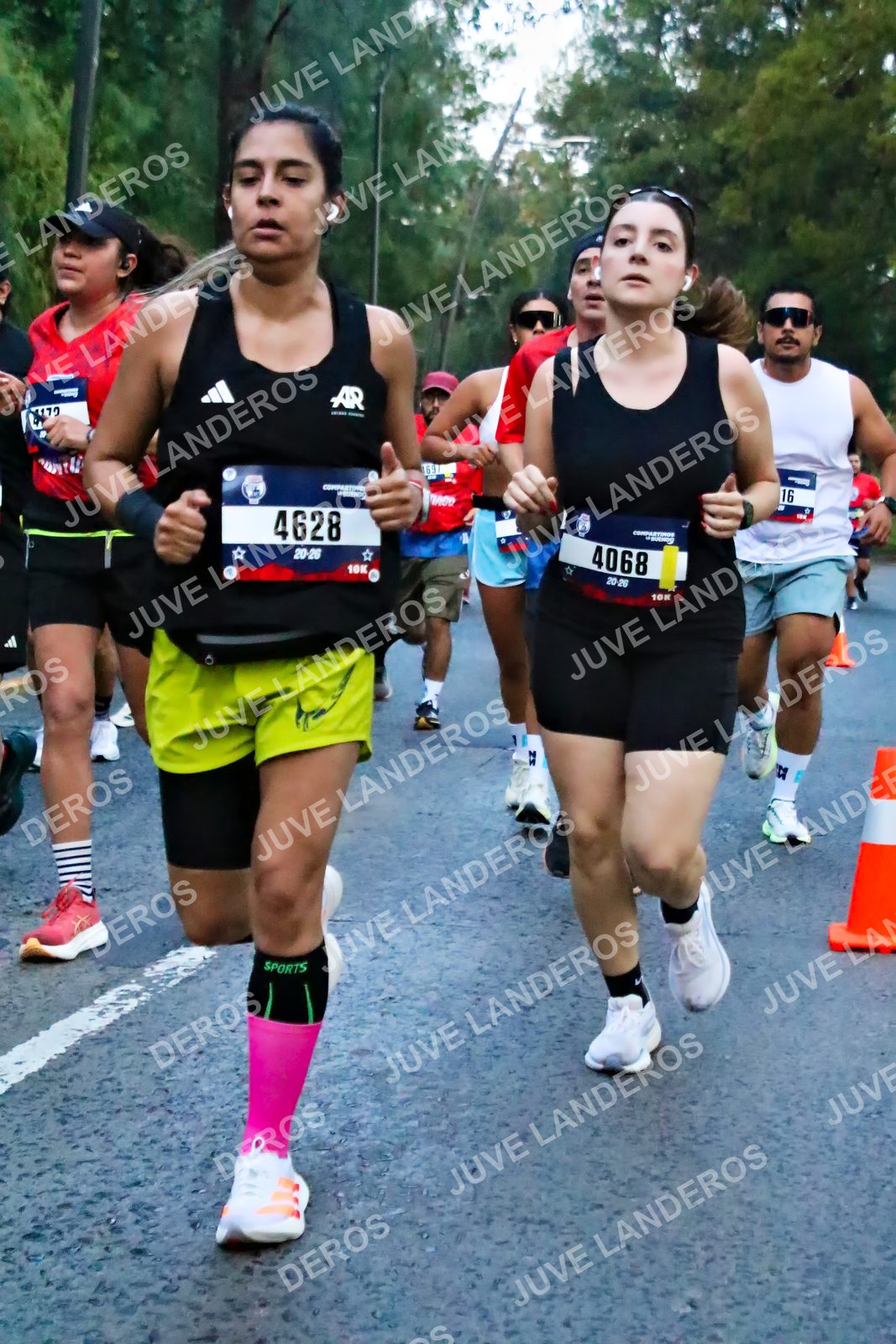 Foto de la CARRERA BIMBO GLOBAL RACE GUADALAJARA en Centro Comercial Andares, Blvd. Puerta de Hierro 4965, Zapopan a las 06:41 · dorsal 4628, 4068, 16
