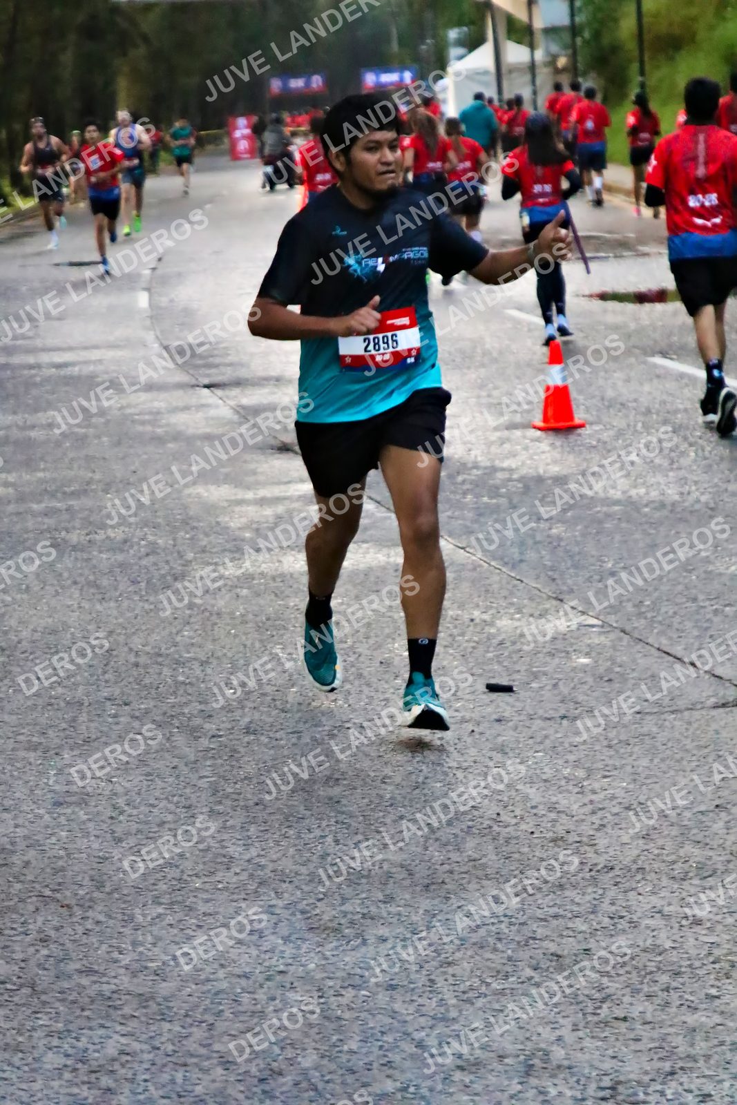 Foto de la CARRERA BIMBO GLOBAL RACE GUADALAJARA en Centro Comercial Andares, Blvd. Puerta de Hierro 4965, Zapopan a las 04:54 · dorsal 2896