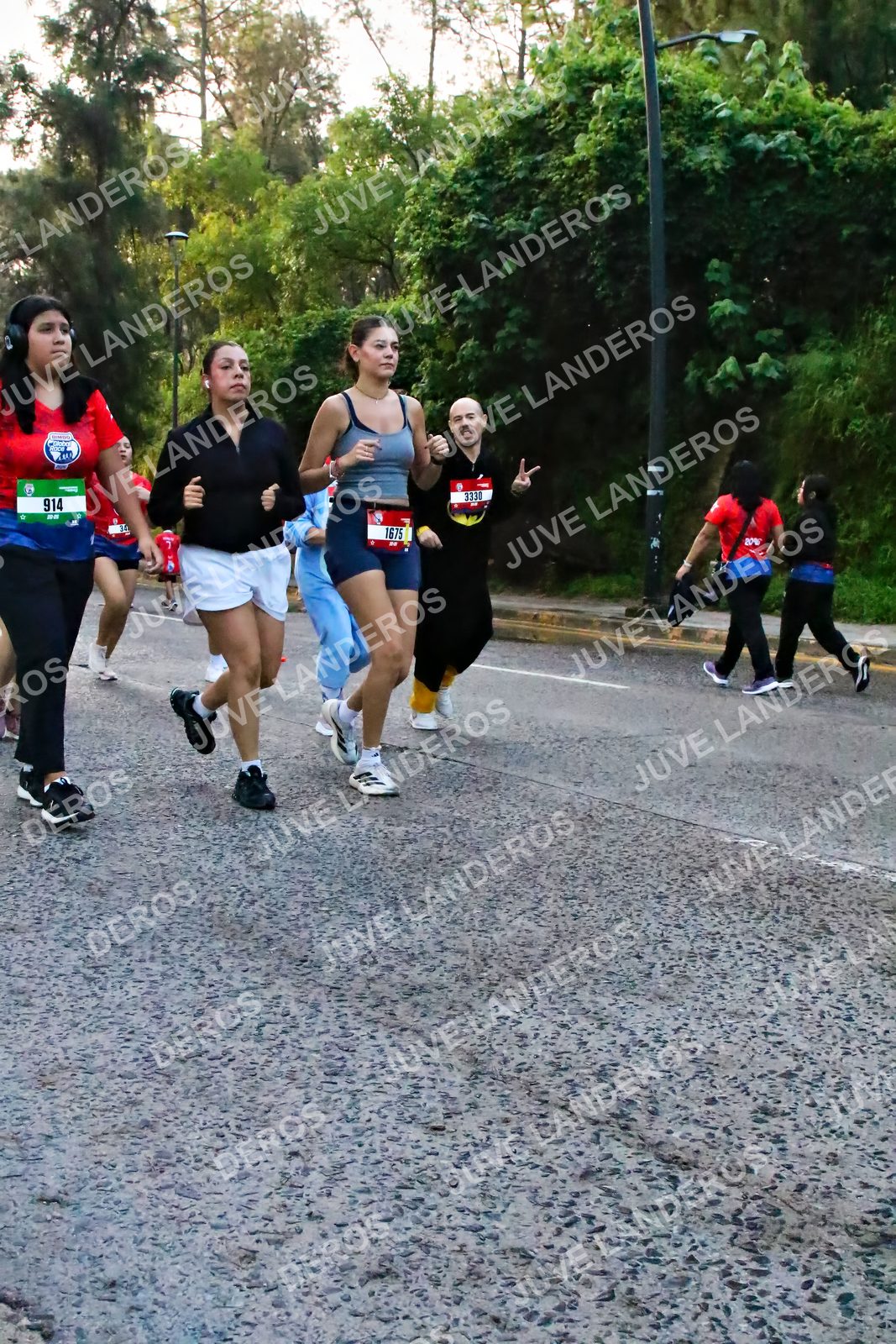 Foto de la CARRERA BIMBO GLOBAL RACE GUADALAJARA en Centro Comercial Andares, Blvd. Puerta de Hierro 4965, Zapopan a las 07:06 · dorsal 914, 3330, 1675