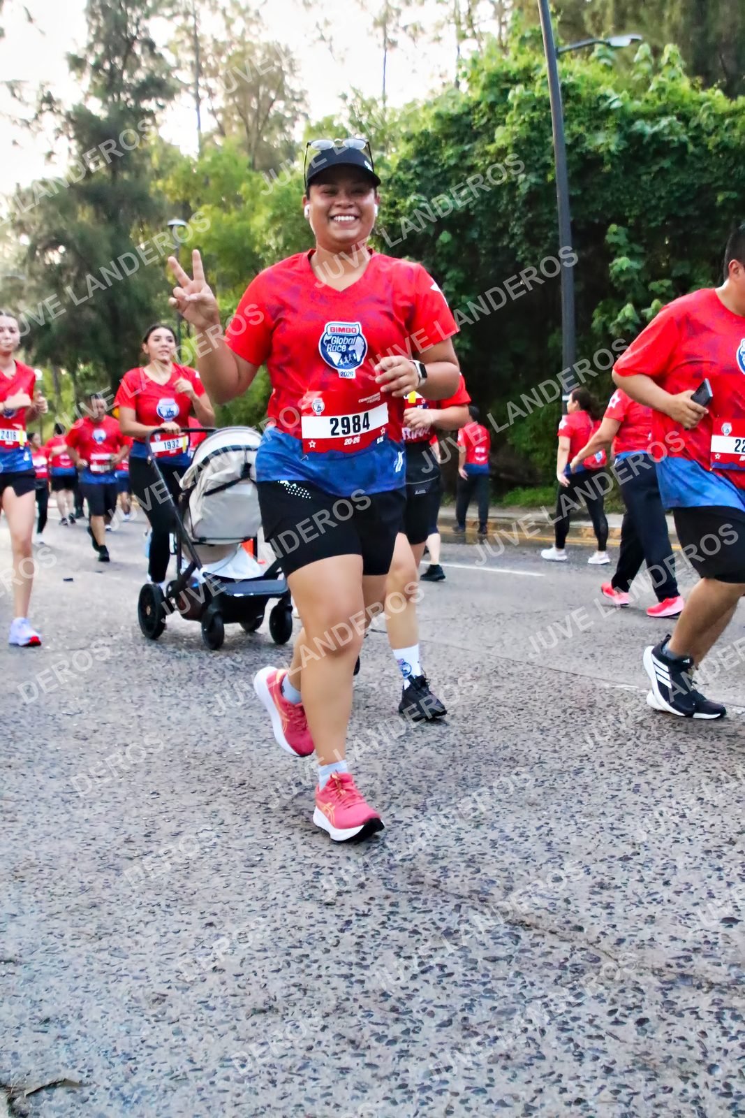 Foto de la CARRERA BIMBO GLOBAL RACE GUADALAJARA en Centro Comercial Andares, Blvd. Puerta de Hierro 4965, Zapopan a las 07:02 · dorsal 2984, 1932, 2416
