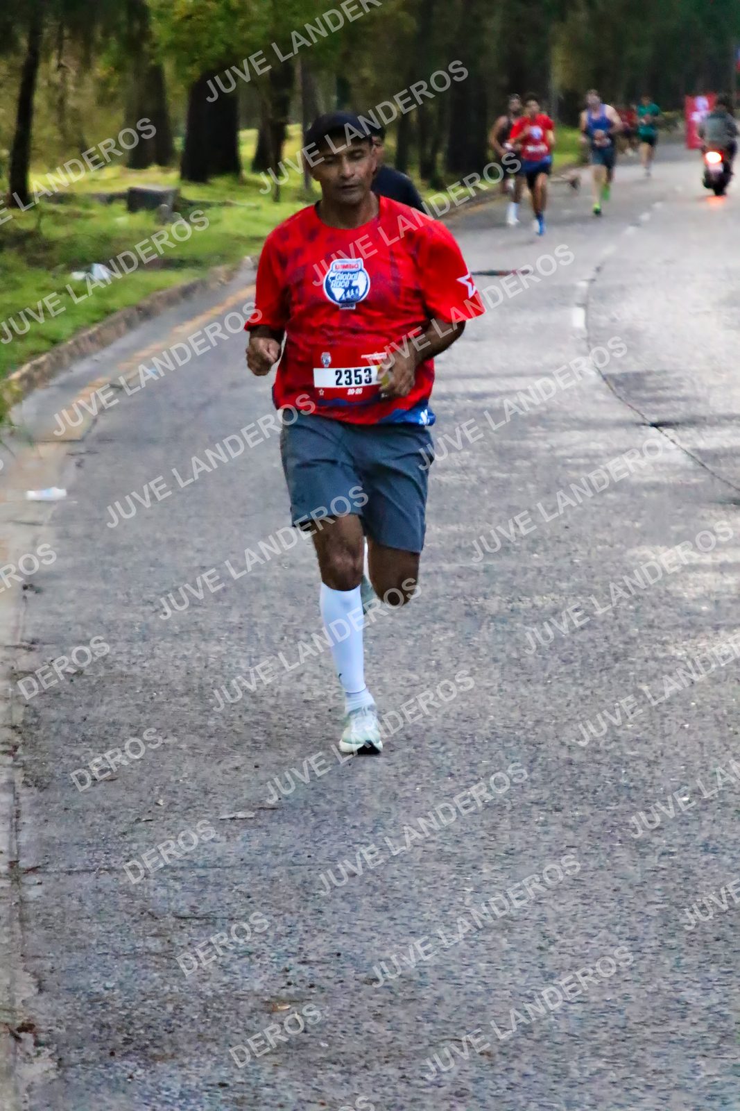 Foto de la CARRERA BIMBO GLOBAL RACE GUADALAJARA en Centro Comercial Andares, Blvd. Puerta de Hierro 4965, Zapopan a las 04:54 · dorsal 2353