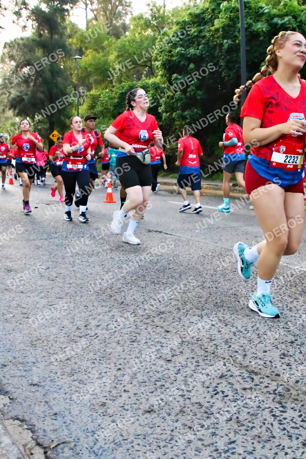 Foto de la CARRERA BIMBO GLOBAL RACE GUADALAJARA en Centro Comercial Andares, Blvd. Puerta de Hierro 4965, Zapopan a las 07:01 · dorsal 2232, 3454, 1435