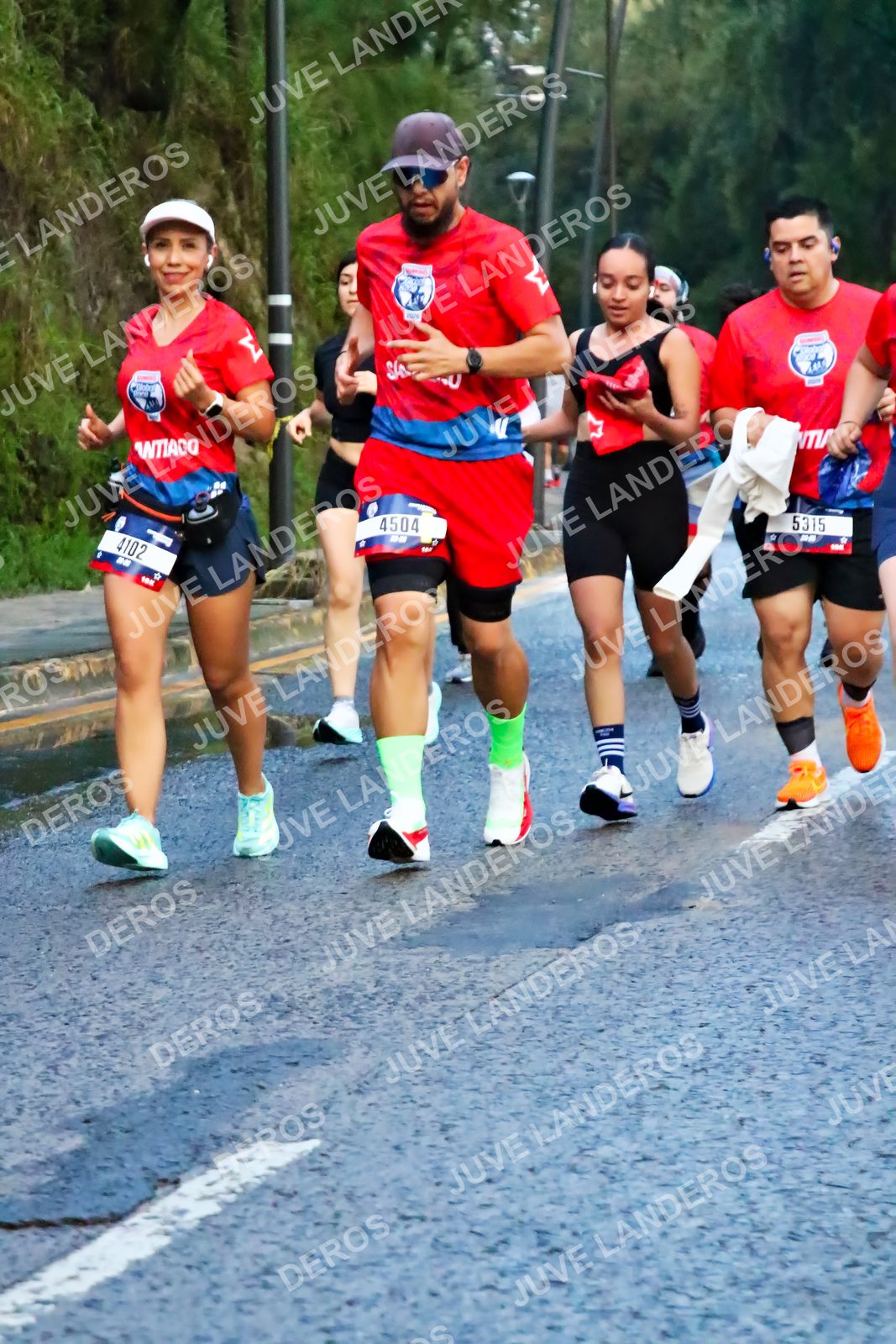 Foto de la CARRERA BIMBO GLOBAL RACE GUADALAJARA en Centro Comercial Andares, Blvd. Puerta de Hierro 4965, Zapopan a las 04:51 · dorsal 4504, 5315, 4102