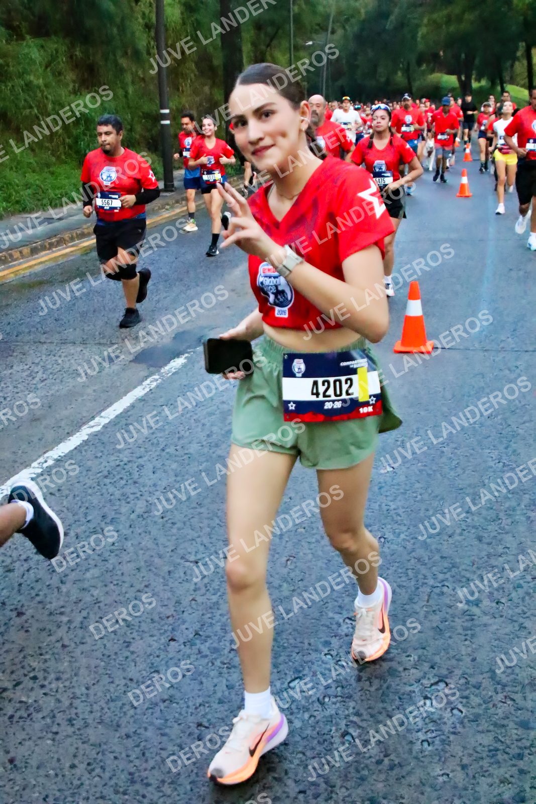 Foto de la CARRERA BIMBO GLOBAL RACE GUADALAJARA en Centro Comercial Andares, Blvd. Puerta de Hierro 4965, Zapopan a las 04:48 · dorsal 4202, 5567, 5475