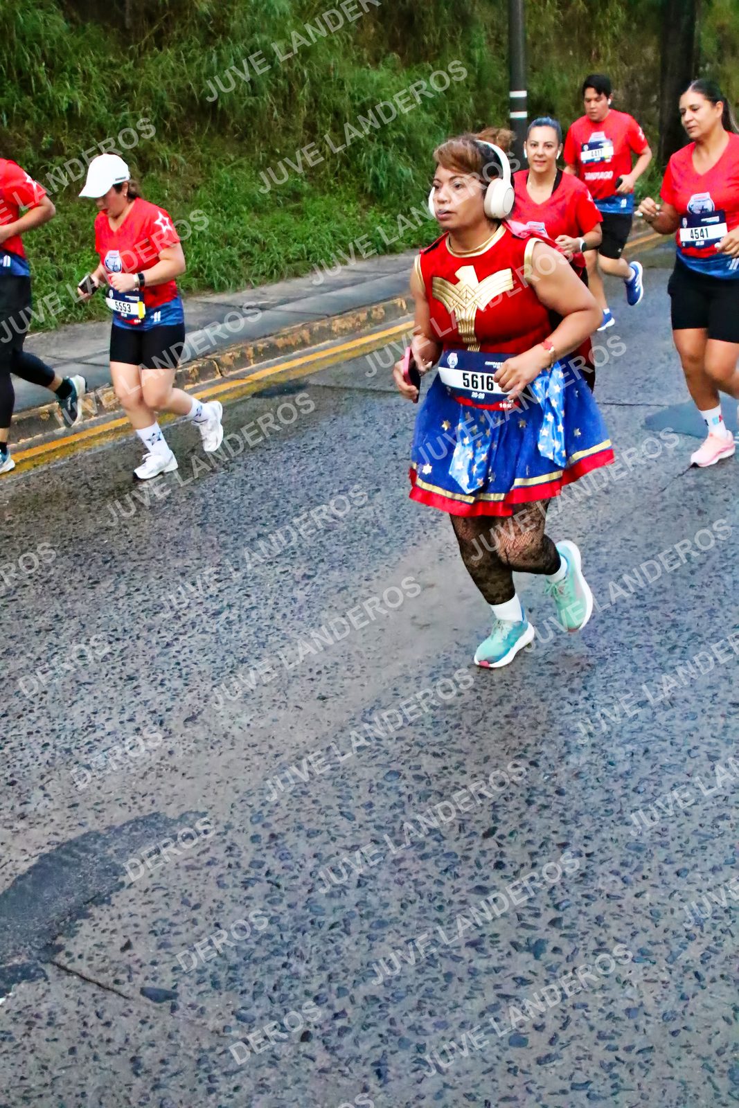 Foto de la CARRERA BIMBO GLOBAL RACE GUADALAJARA en Centro Comercial Andares, Blvd. Puerta de Hierro 4965, Zapopan a las 04:51 · dorsal 5616, 4541, 5553, 4417