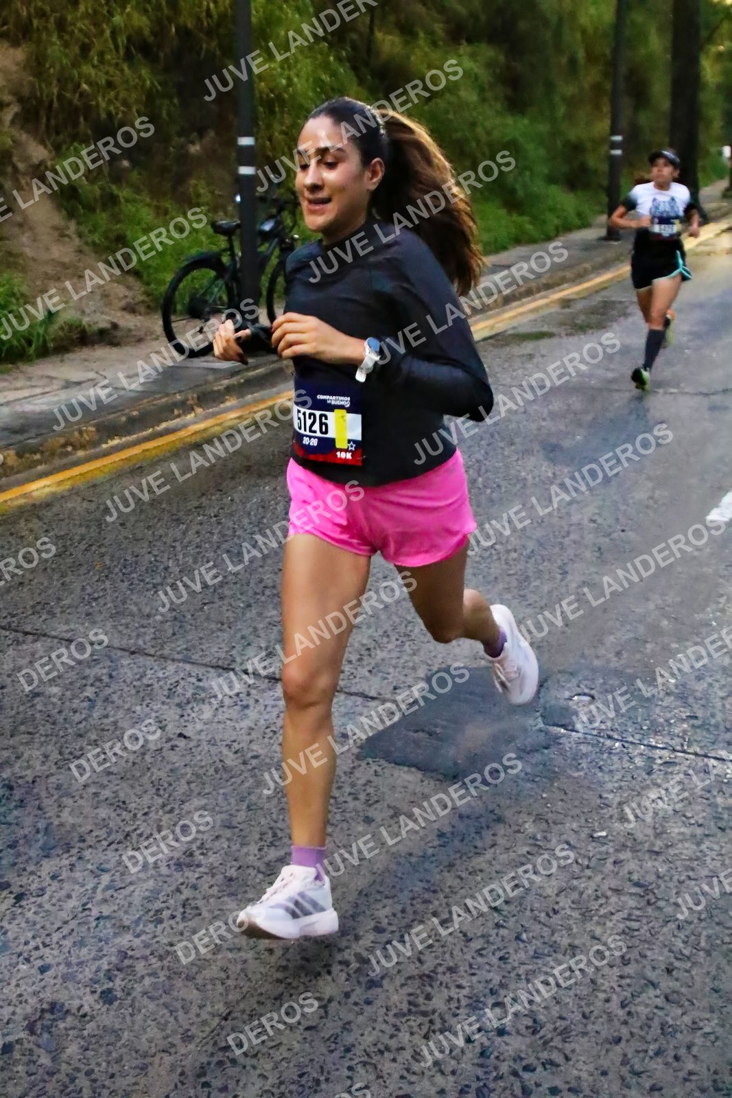 Foto de la CARRERA BIMBO GLOBAL RACE GUADALAJARA en Centro Comercial Andares, Blvd. Puerta de Hierro 4965, Zapopan a las 06:37 · dorsal 5126
