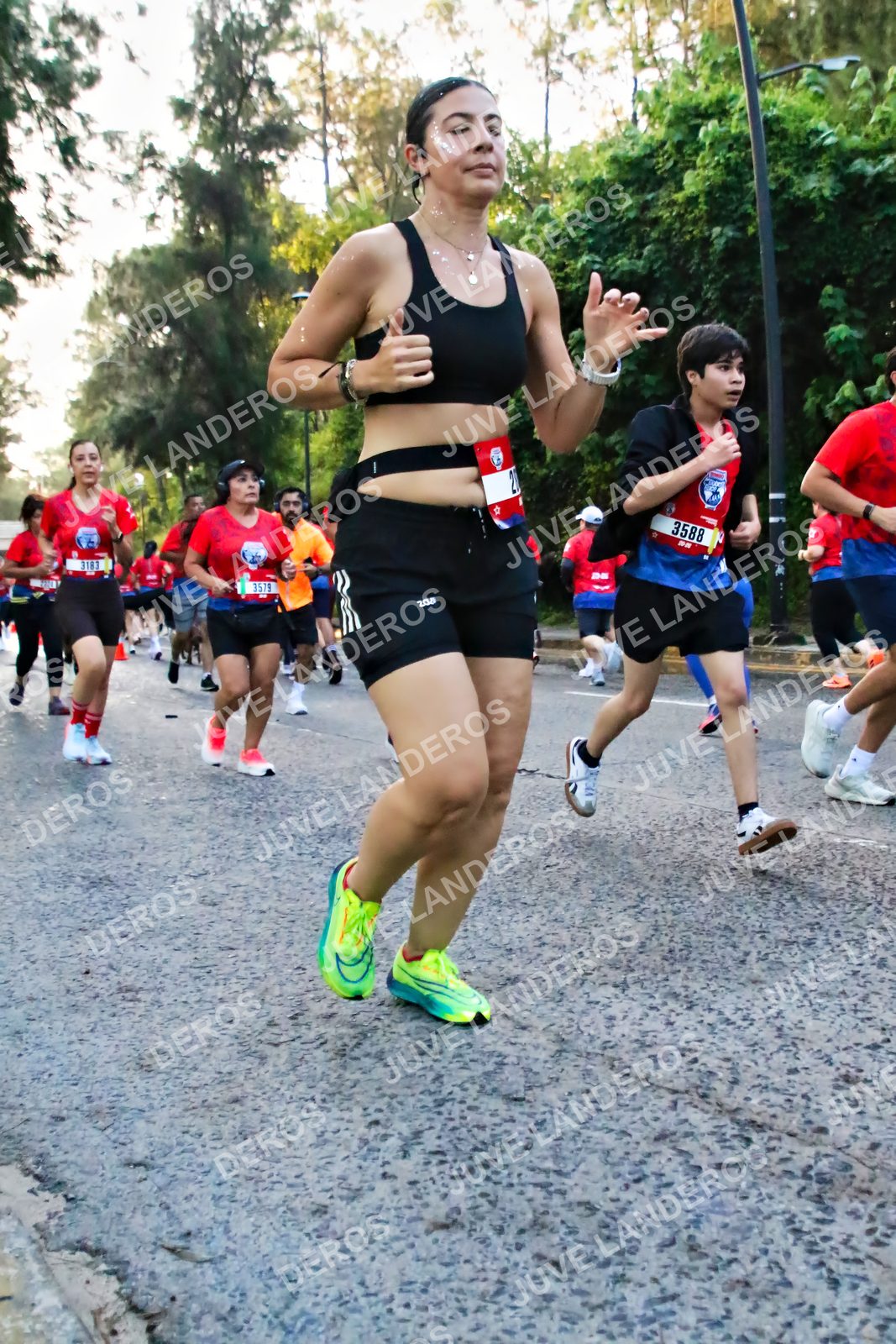 Foto de la CARRERA BIMBO GLOBAL RACE GUADALAJARA en Centro Comercial Andares, Blvd. Puerta de Hierro 4965, Zapopan a las 06:58 · dorsal 3588, 3579, 208