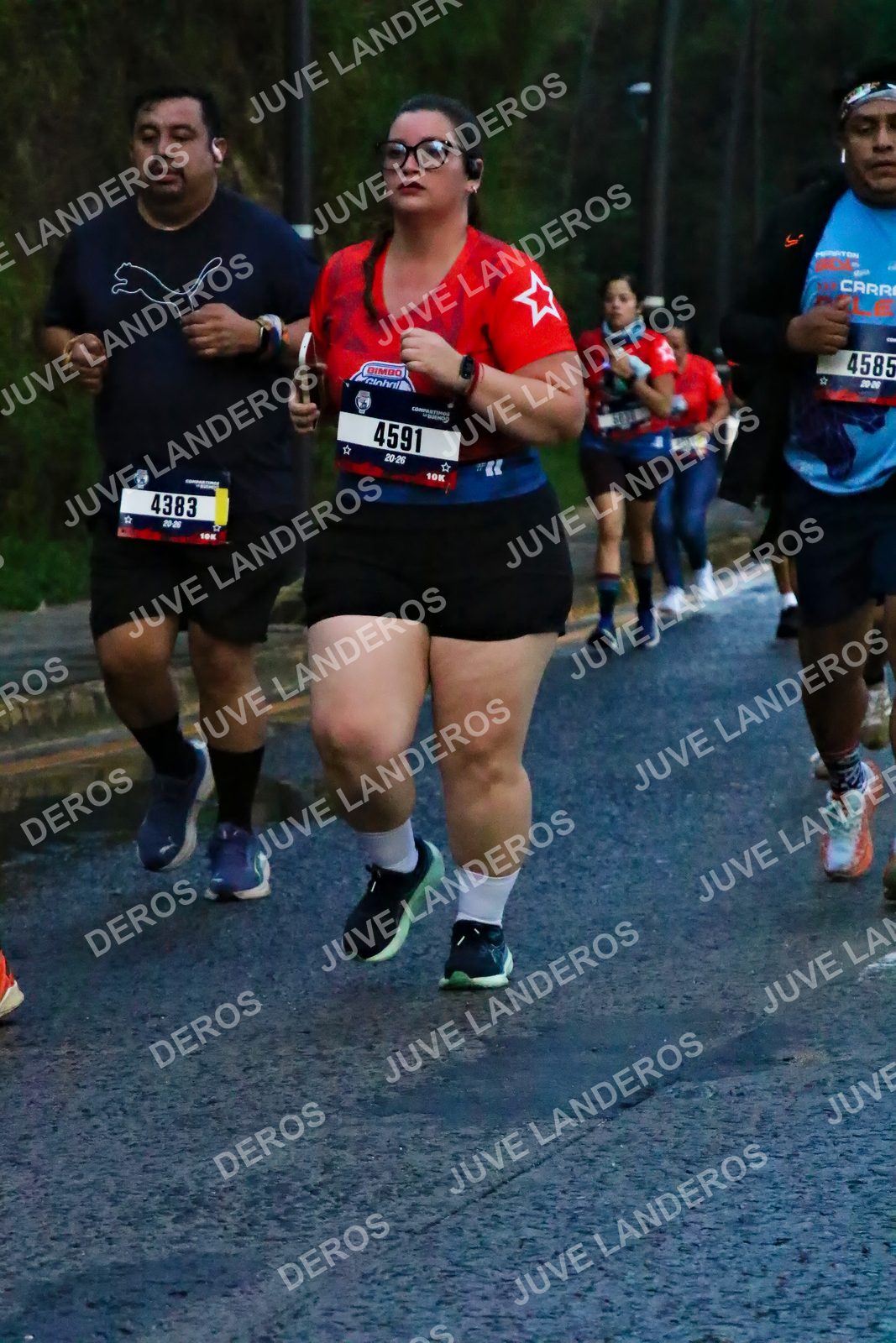 Foto de la CARRERA BIMBO GLOBAL RACE GUADALAJARA en Centro Comercial Andares, Blvd. Puerta de Hierro 4965, Zapopan a las 04:52 · dorsal 4591, 4383, 4585