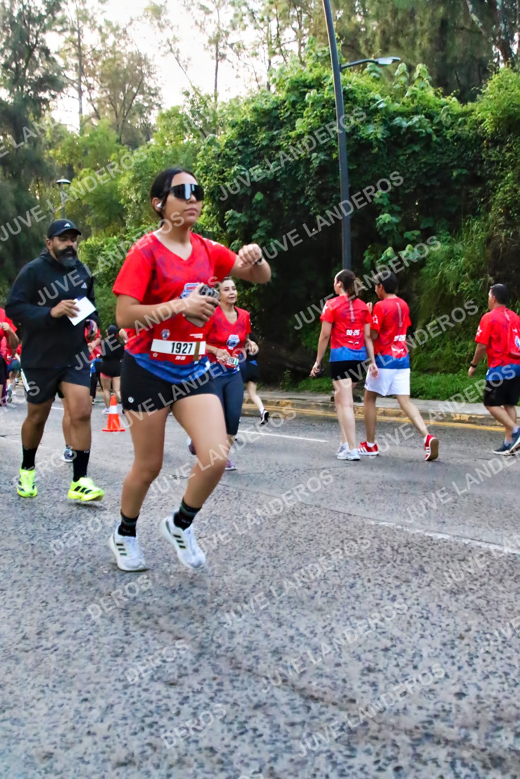 Foto de la CARRERA BIMBO GLOBAL RACE GUADALAJARA en Centro Comercial Andares, Blvd. Puerta de Hierro 4965, Zapopan a las 07:02 · dorsal 1927