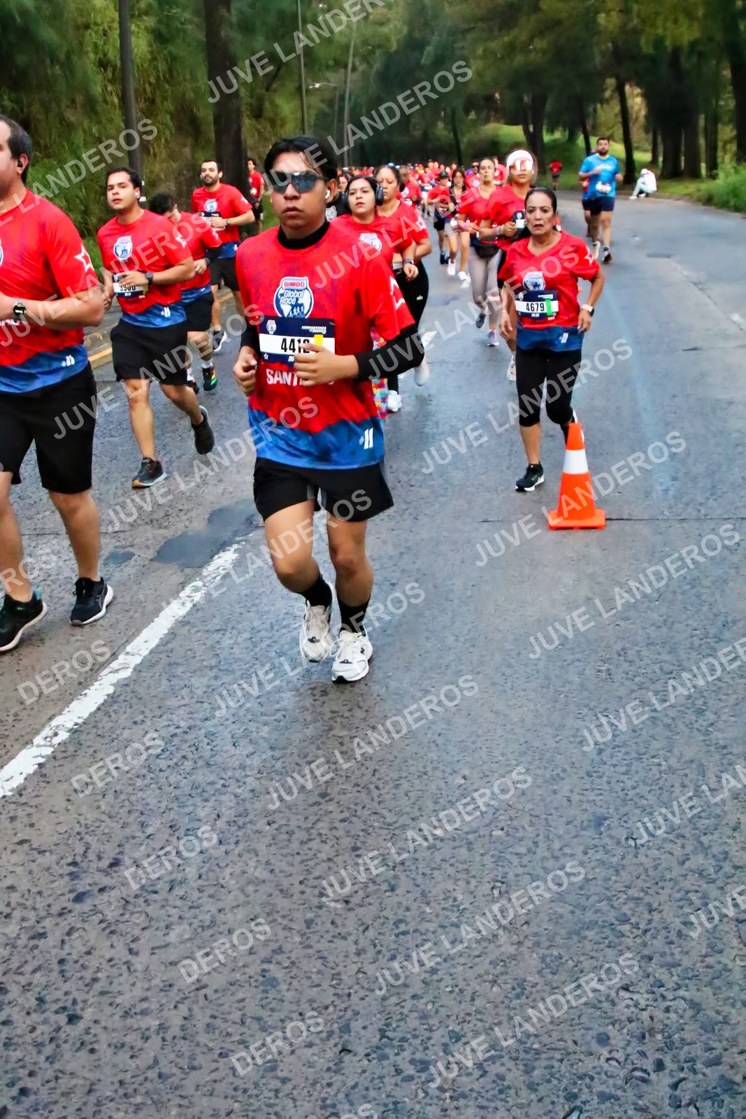 Foto de la CARRERA BIMBO GLOBAL RACE GUADALAJARA en Centro Comercial Andares, Blvd. Puerta de Hierro 4965, Zapopan a las 04:50 · dorsal 4679, 4412, 1980