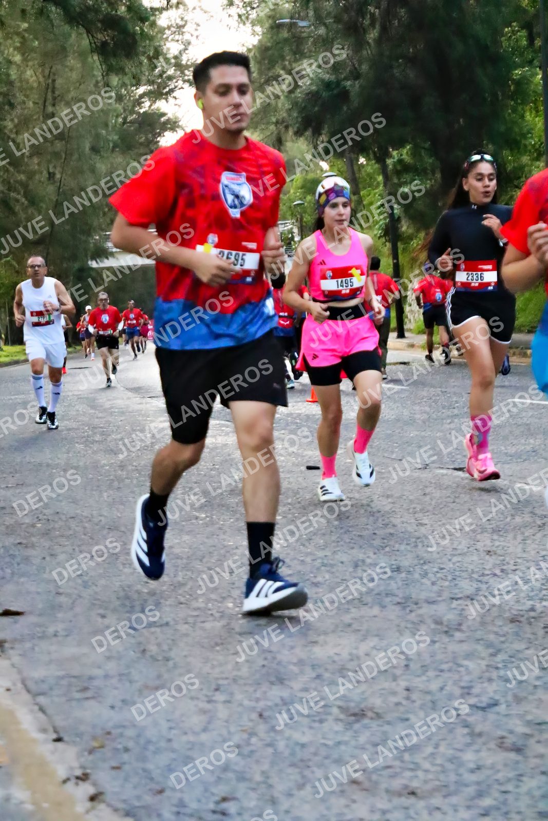 Foto de la CARRERA BIMBO GLOBAL RACE GUADALAJARA en Centro Comercial Andares, Blvd. Puerta de Hierro 4965, Zapopan a las 04:57 · dorsal 1495, 2336