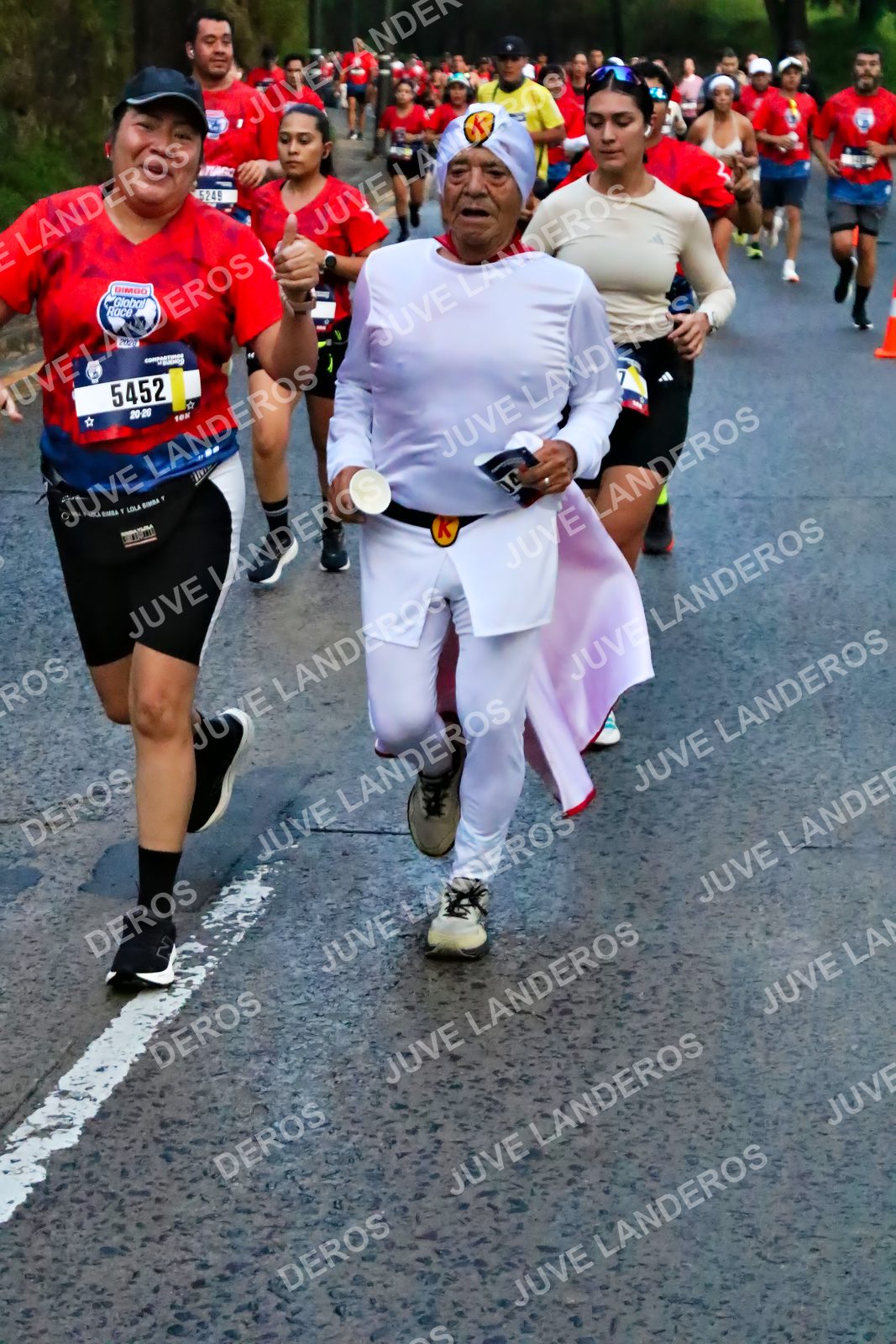 Foto de la CARRERA BIMBO GLOBAL RACE GUADALAJARA en Centro Comercial Andares, Blvd. Puerta de Hierro 4965, Zapopan a las 06:41 · dorsal 5452, 5249
