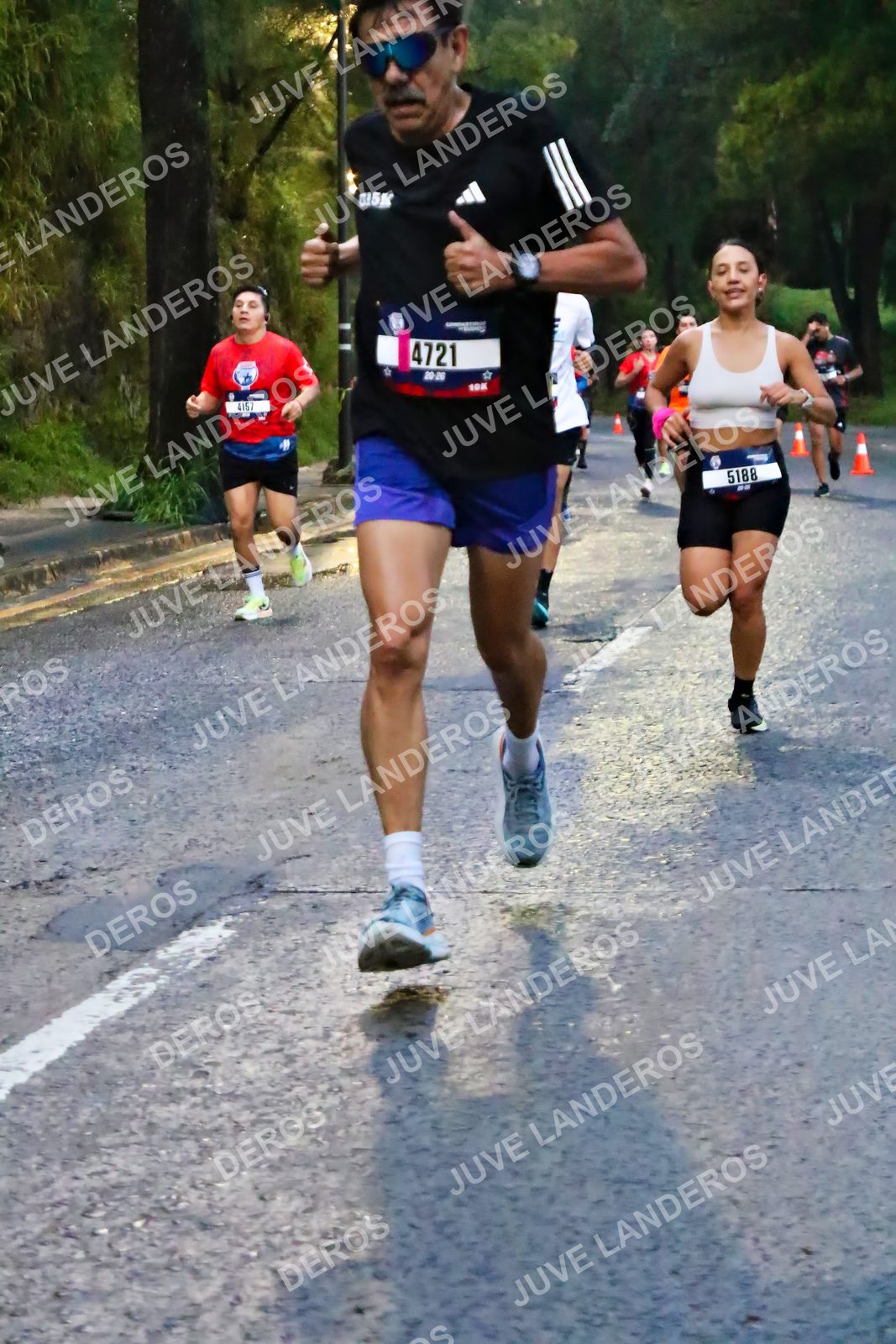 Foto de la CARRERA BIMBO GLOBAL RACE GUADALAJARA en Centro Comercial Andares, Blvd. Puerta de Hierro 4965, Zapopan a las 06:38 · dorsal 4721, 5188, 4157