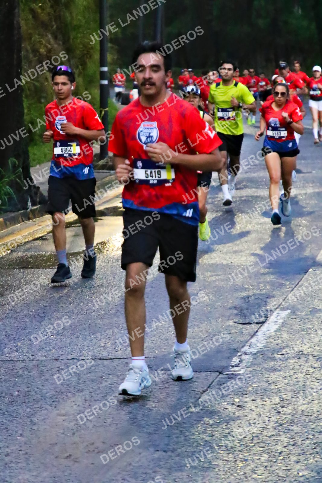 Foto de la CARRERA BIMBO GLOBAL RACE GUADALAJARA en Centro Comercial Andares, Blvd. Puerta de Hierro 4965, Zapopan a las 06:38 · dorsal 5419, 4864, 5583, 5162