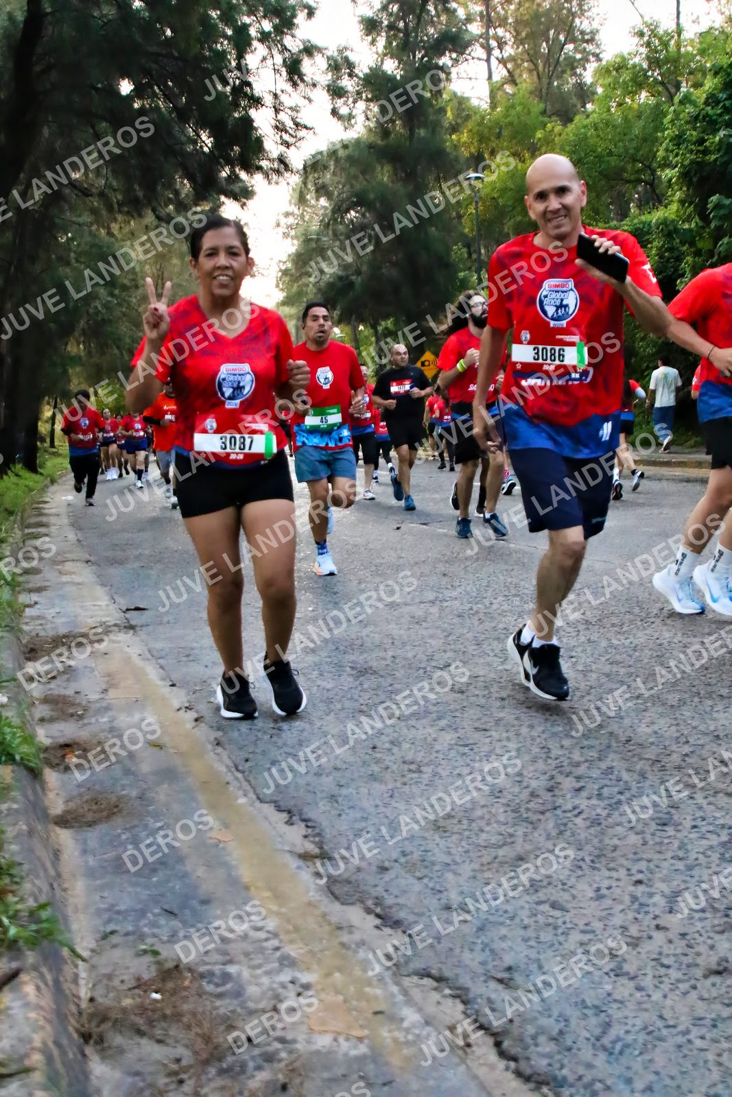 Foto de la CARRERA BIMBO GLOBAL RACE GUADALAJARA en Centro Comercial Andares, Blvd. Puerta de Hierro 4965, Zapopan a las 06:55 · dorsal 3086, 3087, 45