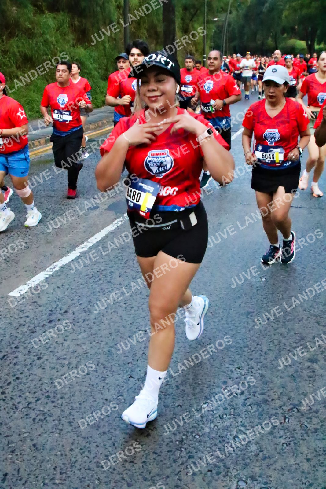 Foto de la CARRERA BIMBO GLOBAL RACE GUADALAJARA en Centro Comercial Andares, Blvd. Puerta de Hierro 4965, Zapopan a las 04:48 · dorsal 5044, 4480, 4821