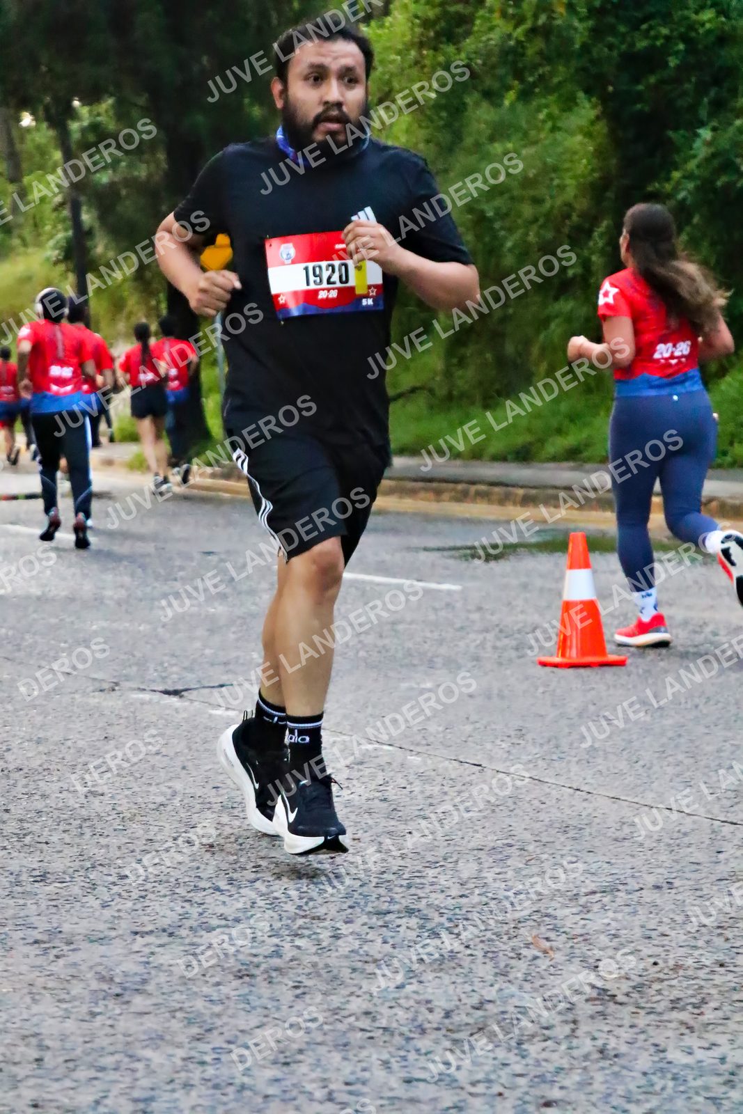 Foto de la CARRERA BIMBO GLOBAL RACE GUADALAJARA en Centro Comercial Andares, Blvd. Puerta de Hierro 4965, Zapopan a las 04:57 · dorsal 1920