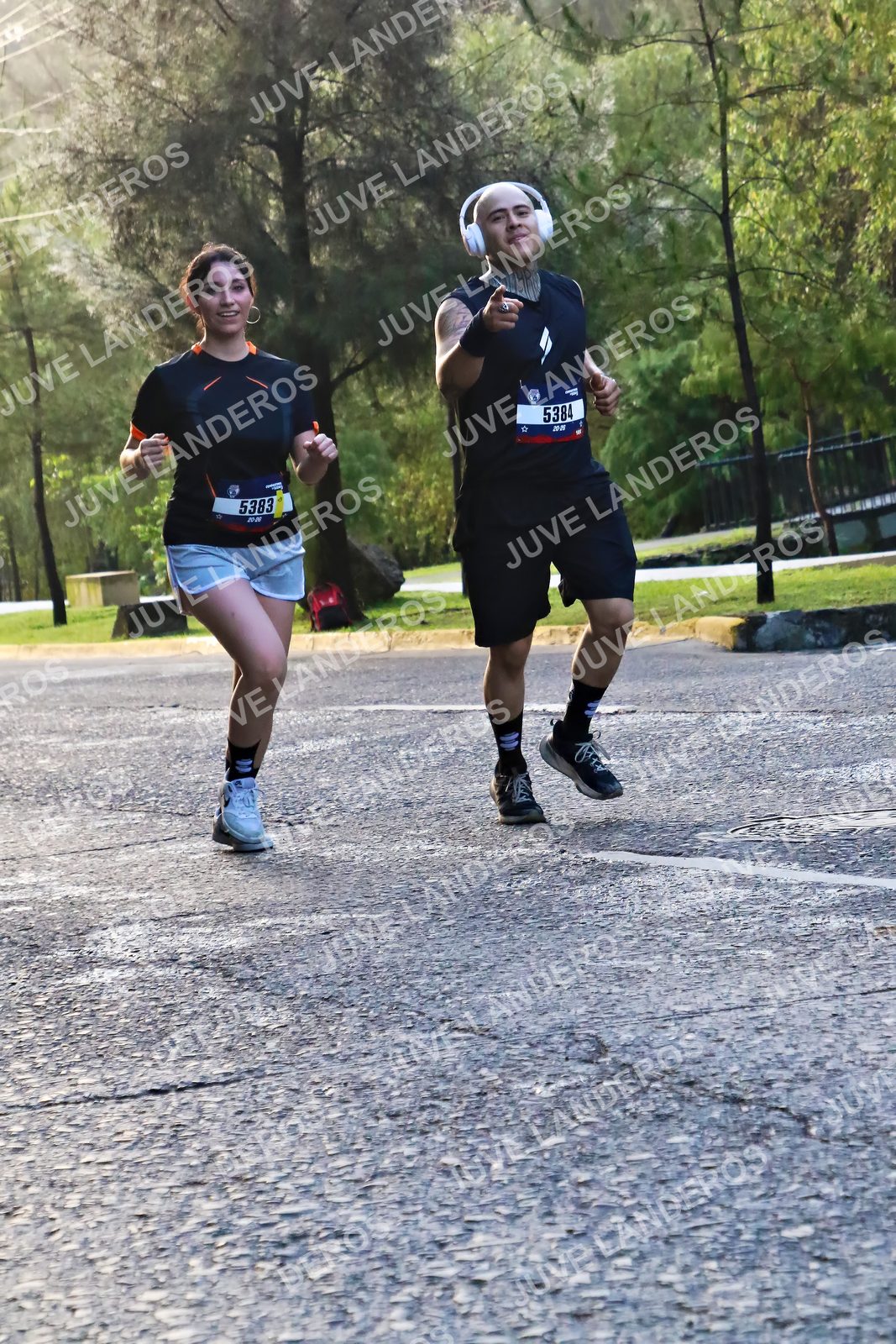 Foto de la CARRERA BIMBO GLOBAL RACE GUADALAJARA en Centro Comercial Andares, Blvd. Puerta de Hierro 4965, Zapopan a las 07:37 · dorsal 5384, 5383