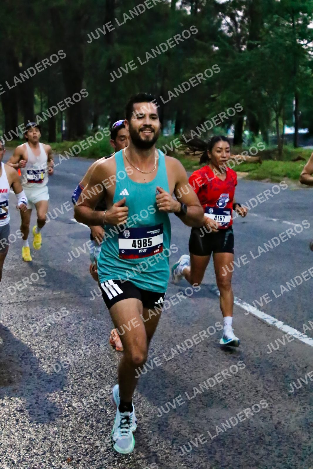 Foto de la CARRERA BIMBO GLOBAL RACE GUADALAJARA en Centro Comercial Andares, Blvd. Puerta de Hierro 4965, Zapopan a las 06:35 · dorsal 4985, 4167, 4201