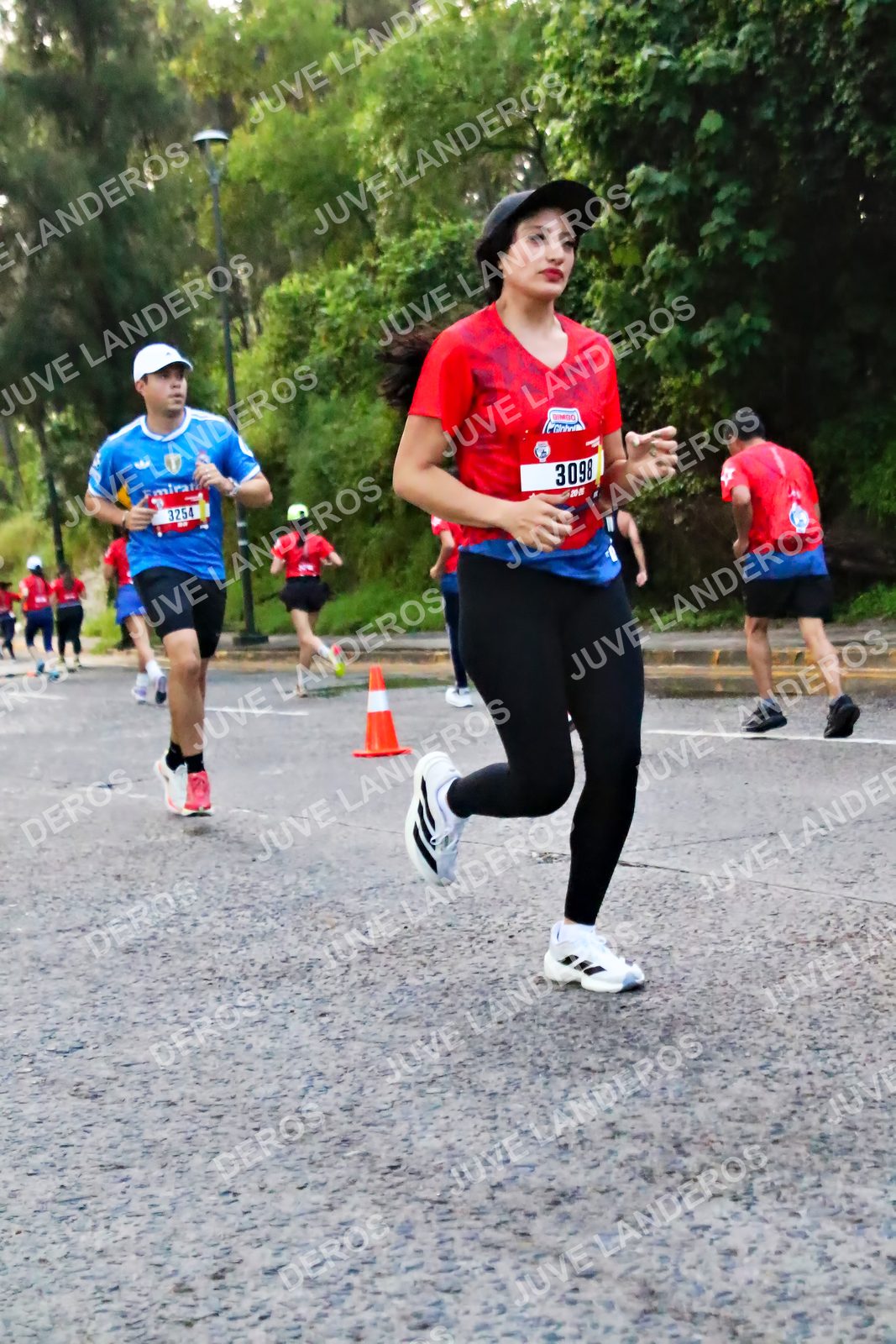 Foto de la CARRERA BIMBO GLOBAL RACE GUADALAJARA en Centro Comercial Andares, Blvd. Puerta de Hierro 4965, Zapopan a las 04:58 · dorsal 3098, 3254