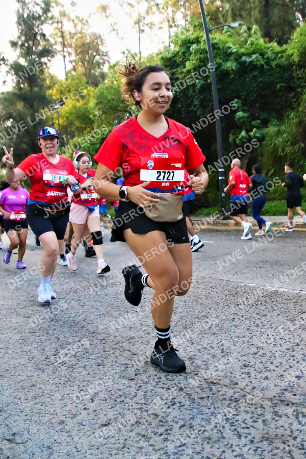 Foto de la CARRERA BIMBO GLOBAL RACE GUADALAJARA en Centro Comercial Andares, Blvd. Puerta de Hierro 4965, Zapopan a las 06:57 · dorsal 2727, 2610, 1814, 2323