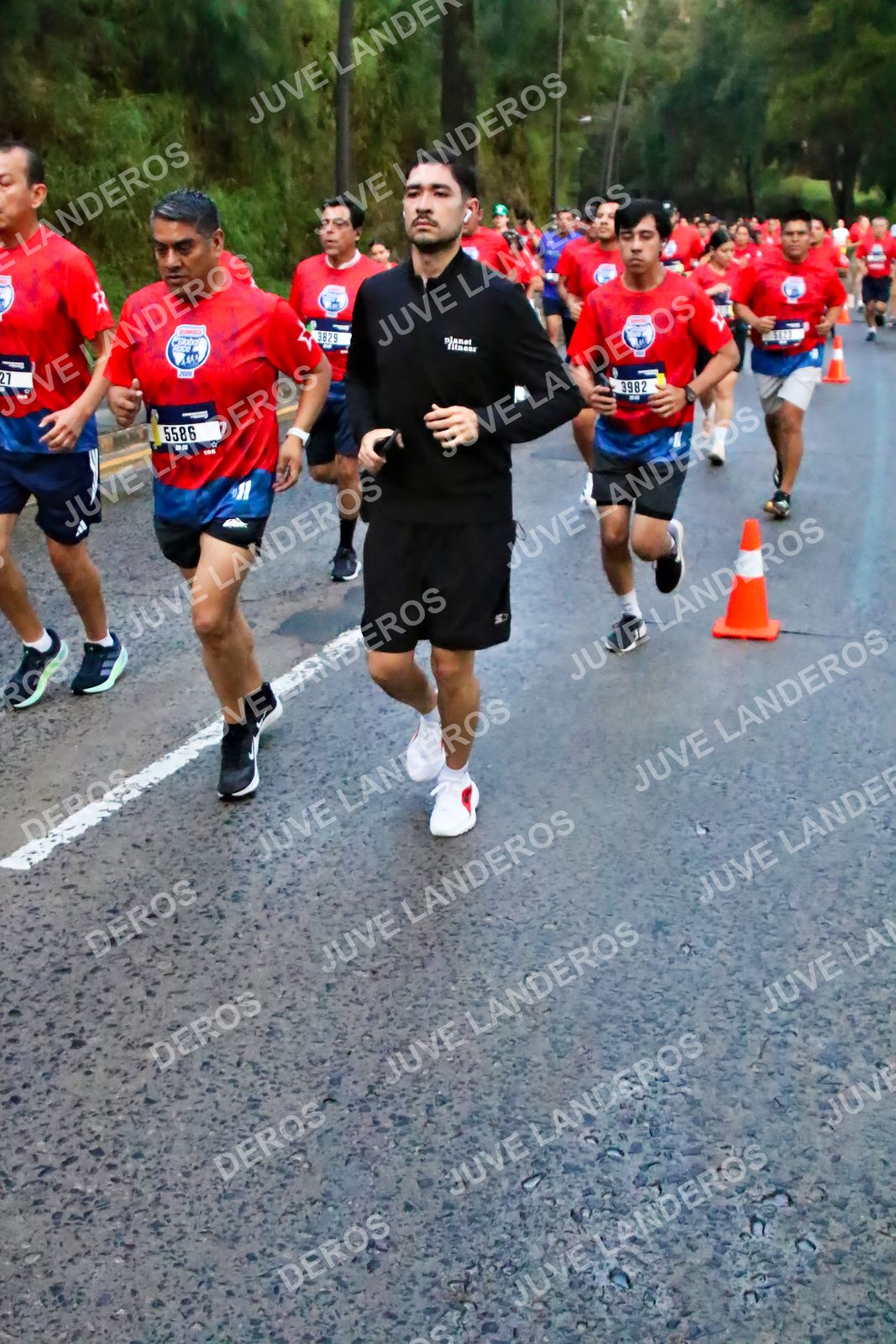 Foto de la CARRERA BIMBO GLOBAL RACE GUADALAJARA en Centro Comercial Andares, Blvd. Puerta de Hierro 4965, Zapopan a las 04:48 · dorsal 5586, 3982, 3829