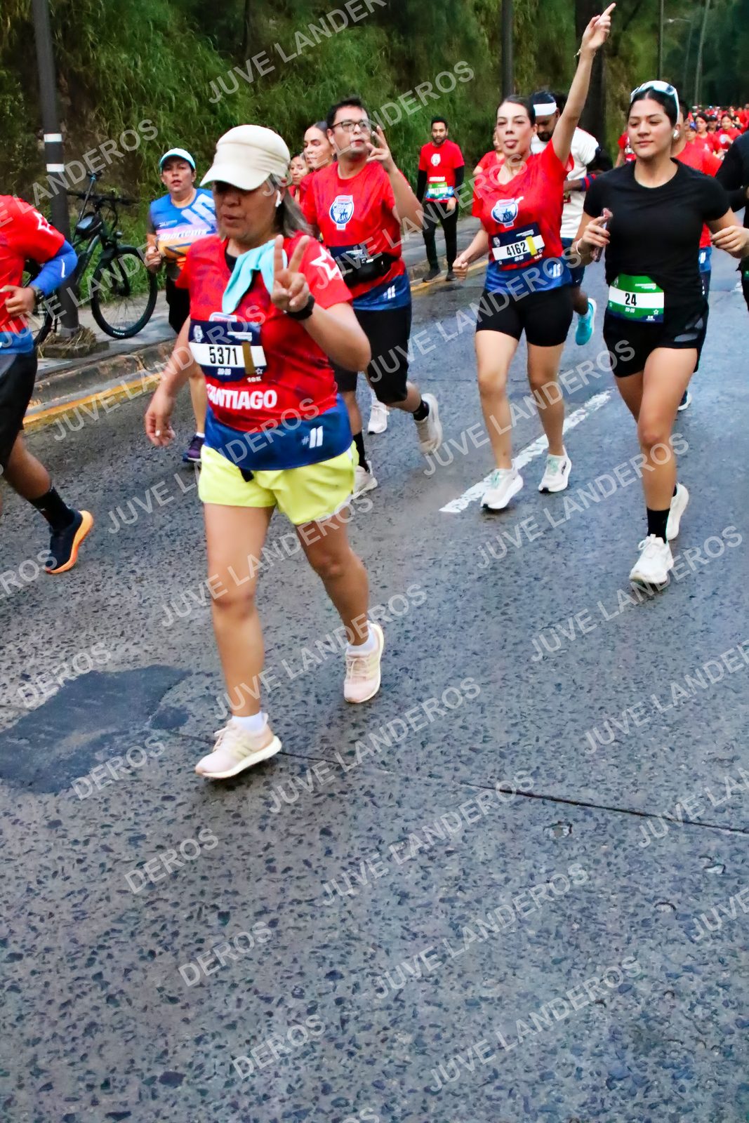 Foto de la CARRERA BIMBO GLOBAL RACE GUADALAJARA en Centro Comercial Andares, Blvd. Puerta de Hierro 4965, Zapopan a las 04:50 · dorsal 5371, 4162, 24