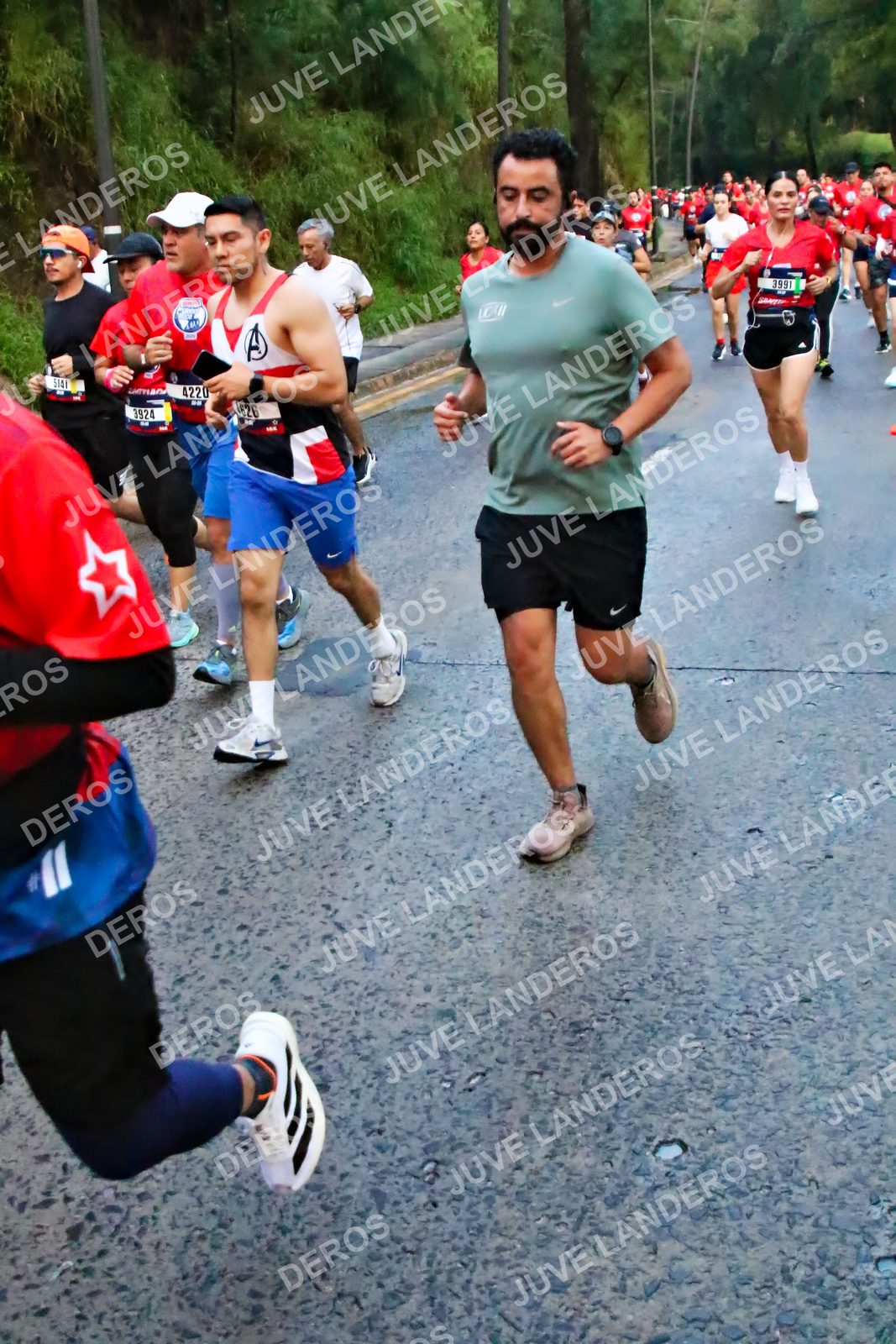Foto de la CARRERA BIMBO GLOBAL RACE GUADALAJARA en Centro Comercial Andares, Blvd. Puerta de Hierro 4965, Zapopan a las 04:49 · dorsal 3924, 4220, 3991