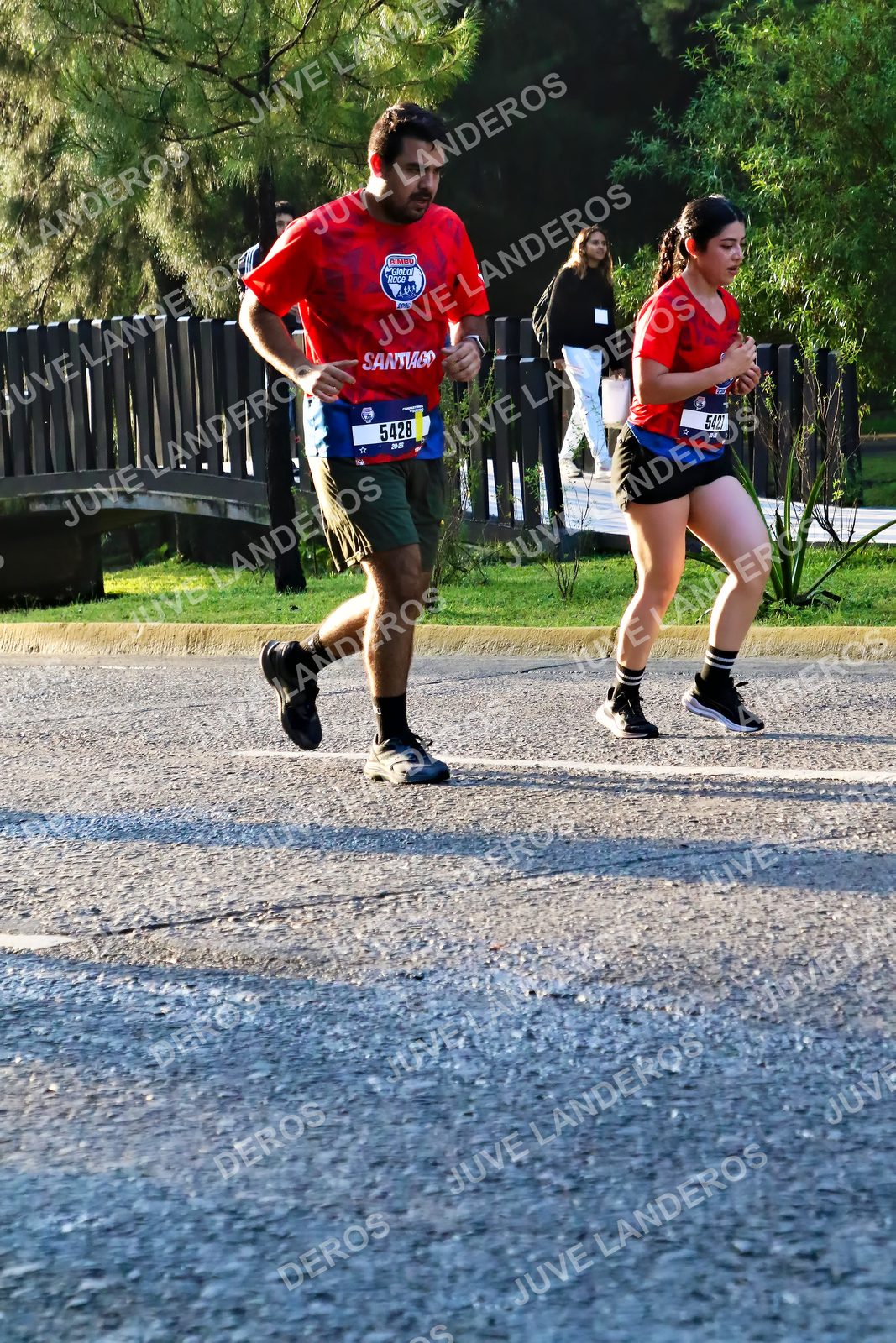 Foto de la CARRERA BIMBO GLOBAL RACE GUADALAJARA en Centro Comercial Andares, Blvd. Puerta de Hierro 4965, Zapopan a las 07:33 · dorsal 5428, 5427