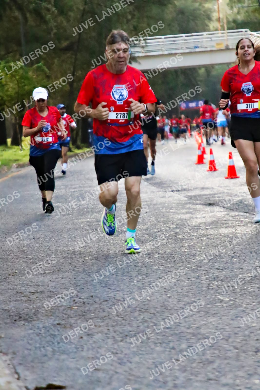 Foto de la CARRERA BIMBO GLOBAL RACE GUADALAJARA en Centro Comercial Andares, Blvd. Puerta de Hierro 4965, Zapopan a las 04:57 · dorsal 2787, 3111, 3512