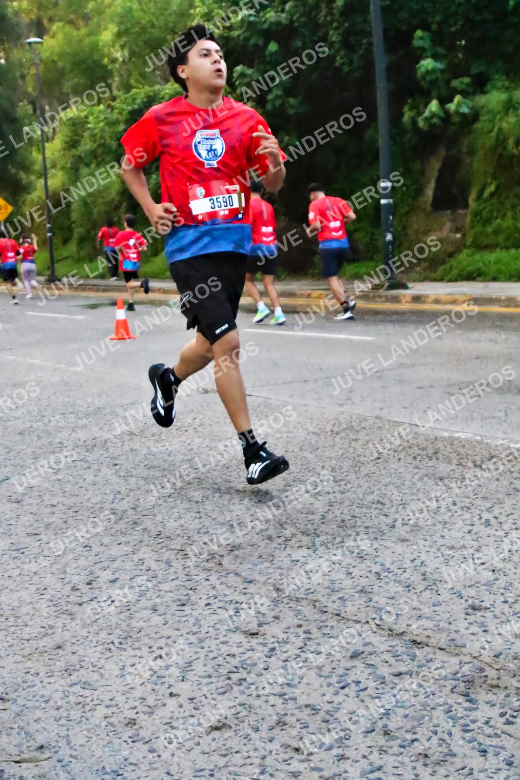 Foto de la CARRERA BIMBO GLOBAL RACE GUADALAJARA en Centro Comercial Andares, Blvd. Puerta de Hierro 4965, Zapopan a las 04:59 · dorsal 3590