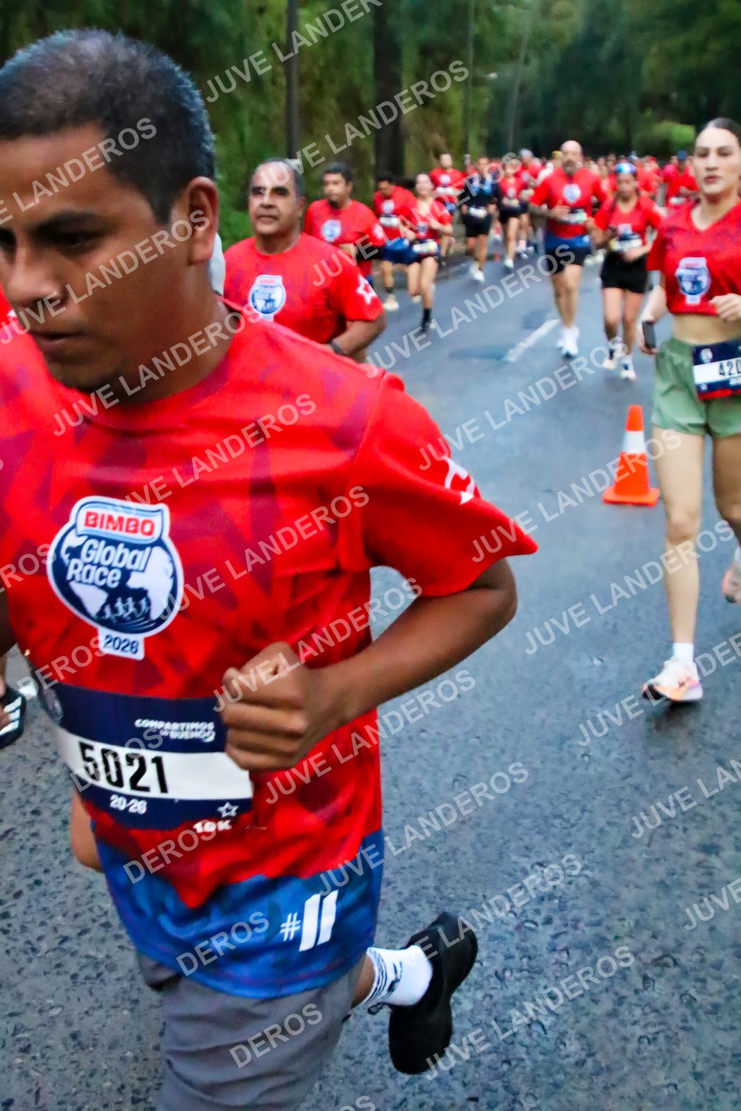 Foto de la CARRERA BIMBO GLOBAL RACE GUADALAJARA en Centro Comercial Andares, Blvd. Puerta de Hierro 4965, Zapopan a las 04:48 · dorsal 5021, 420, 2028